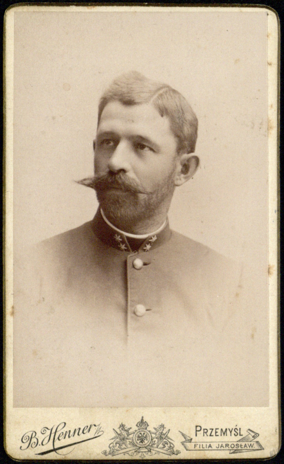 portret mężczyzny w mundurze z gwiazdkami na kołnierzu (ok. 1890–1906)