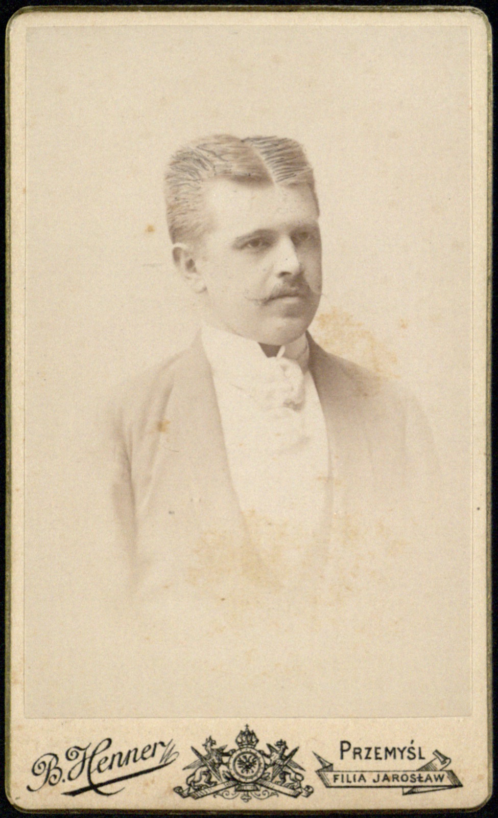 portret młodego mężczyzny (fotografia gabinetowa, ok. 1890–1906)
