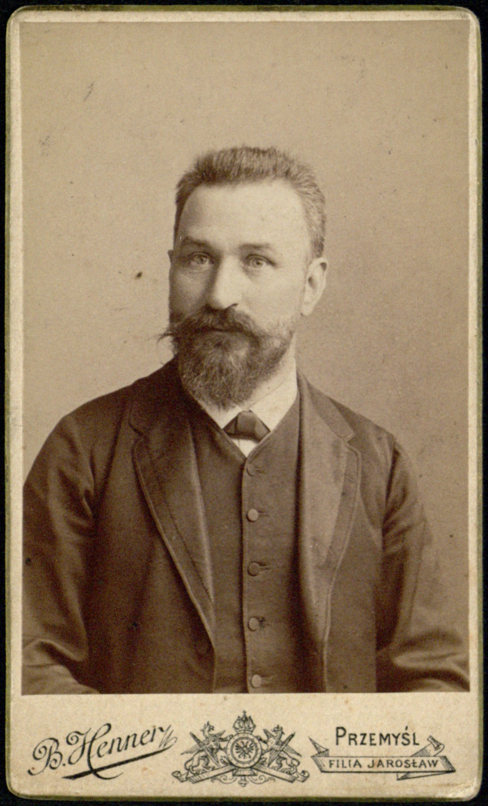 portret brodatego mężczyzny (fotografia gabinetowa, ok. 1890–1906)