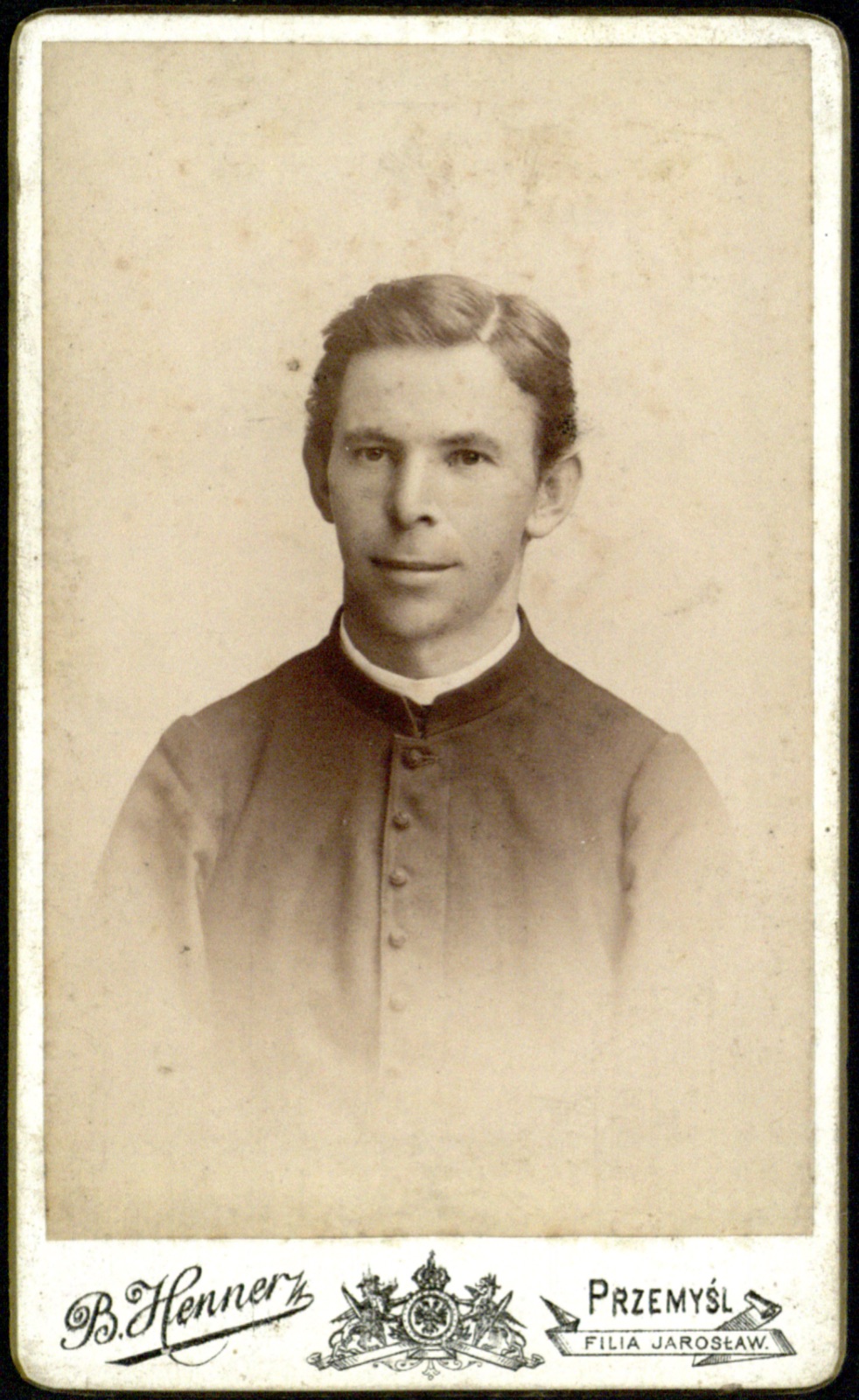 portret młodego duchownego (fotografia gabinetowa, ok. 1890–1906)
