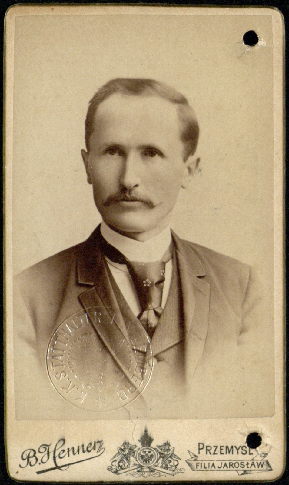 portret mężczyzny z tłoczonym stemplem urzędowym (wizytówka, ok. 1895–1906)