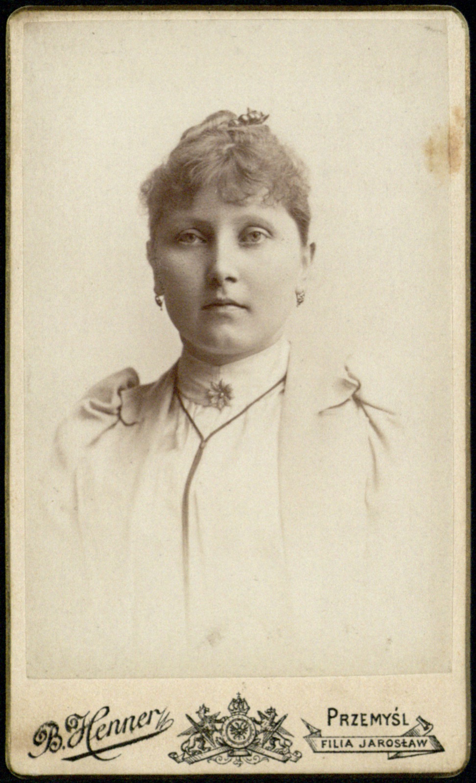 portret młodej kobiety (fotografia gabinetowa, ok. 1895–1906)