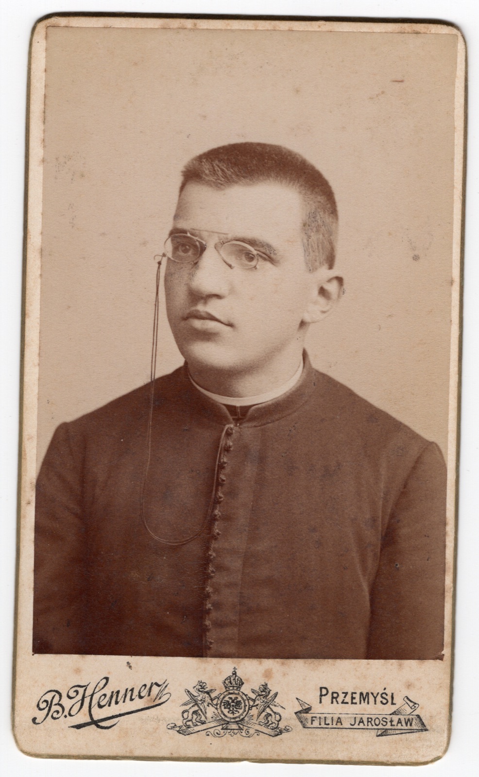 portret młodego duchownego w binoklach (fotografia gabinetowa, ok. 1890–1906)