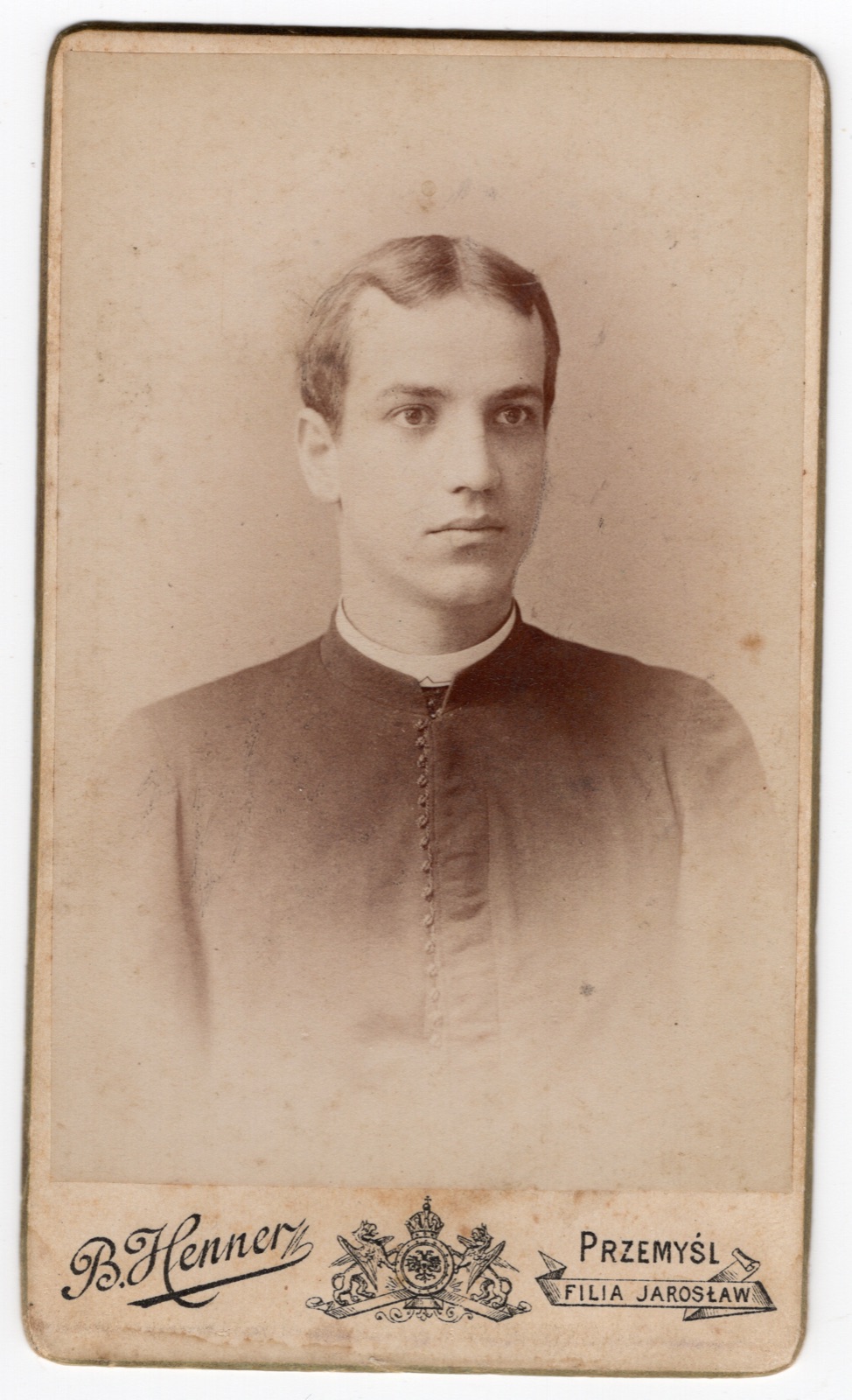 portret młodego duchownego (fotografia gabinetowa, ok. 1890–1906)