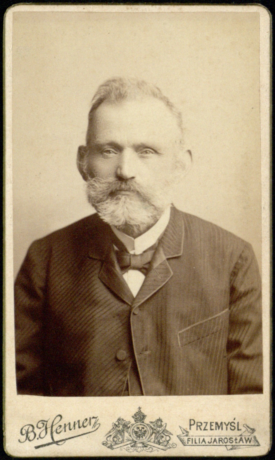 portret starszego mężczyzny z brodą (wizytówka, ok. 1890–1900)