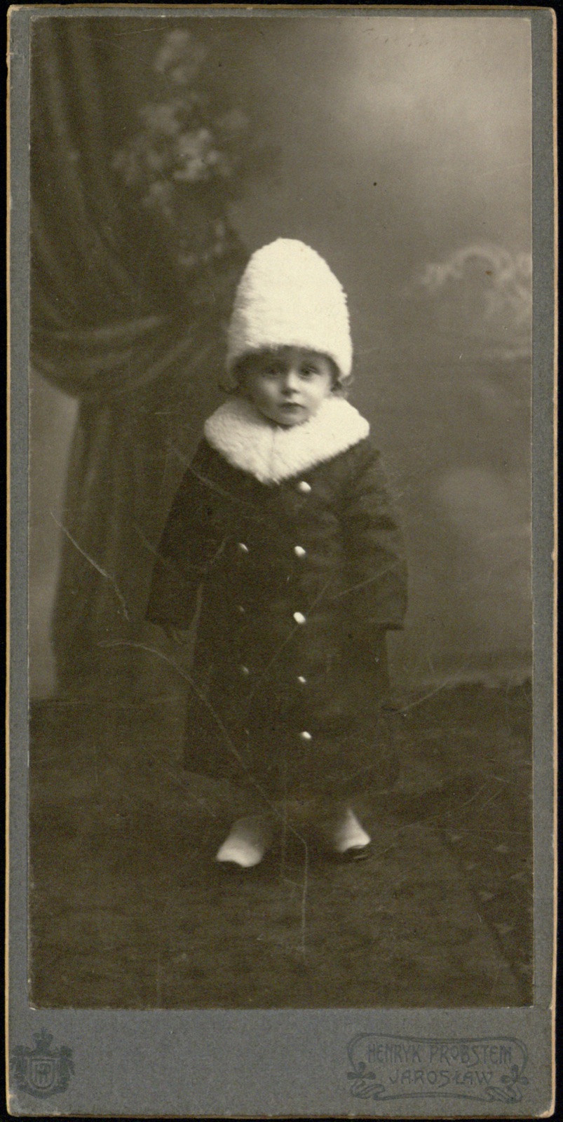 portret małego dziecka w futrzanej czapie i płaszczyku, z dedykacją, datowany 1911 (fotografia panelowa)