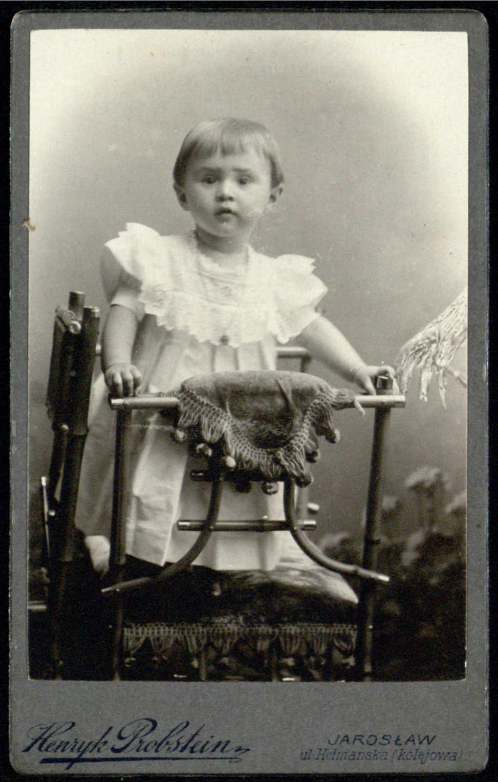 portret małego dziecka na krześle (fotografia gabinetowa, ok. 1908–1914)