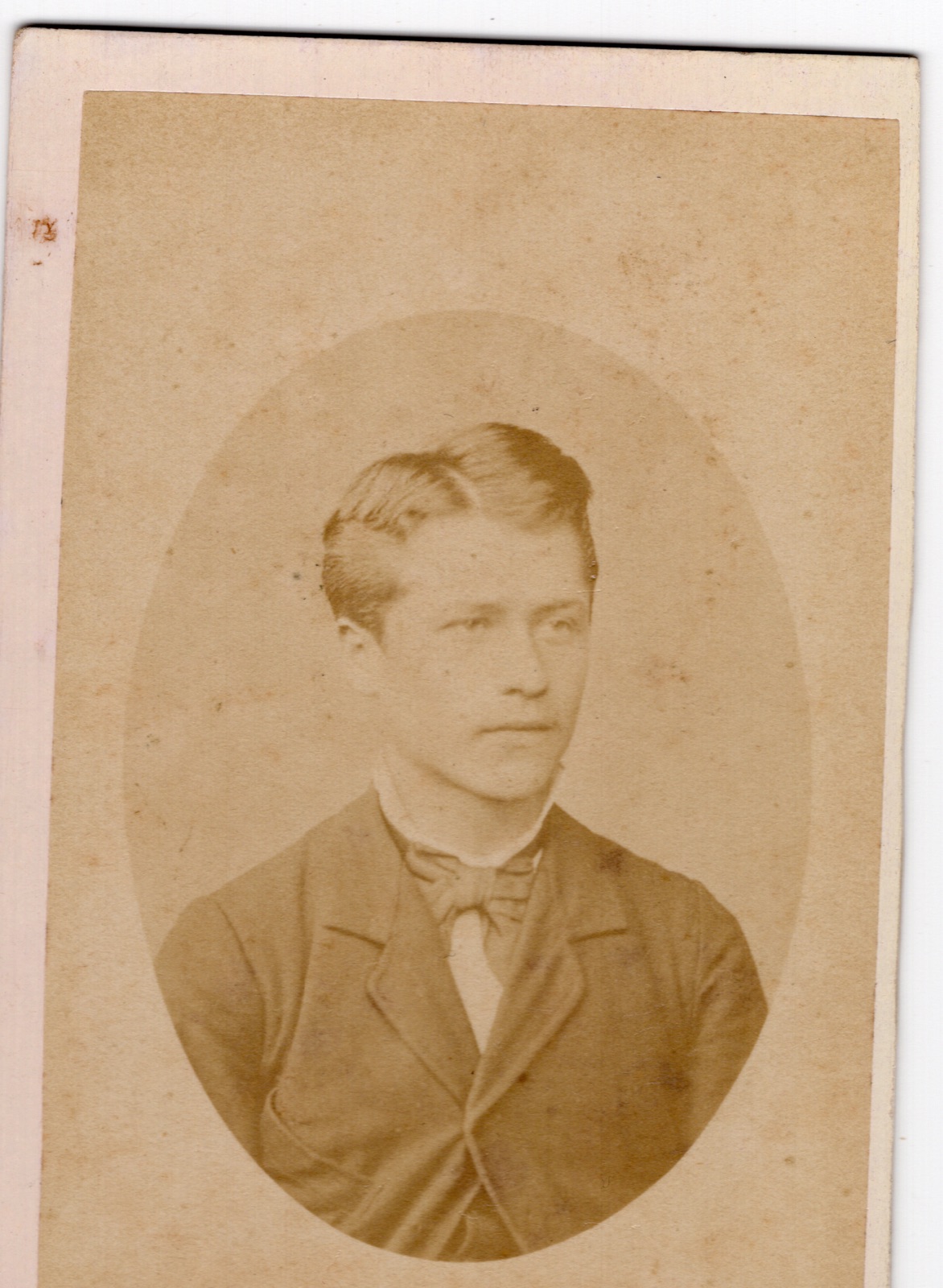 portret młodego mężczyzny (wizytówka, ok. 1885–1895)