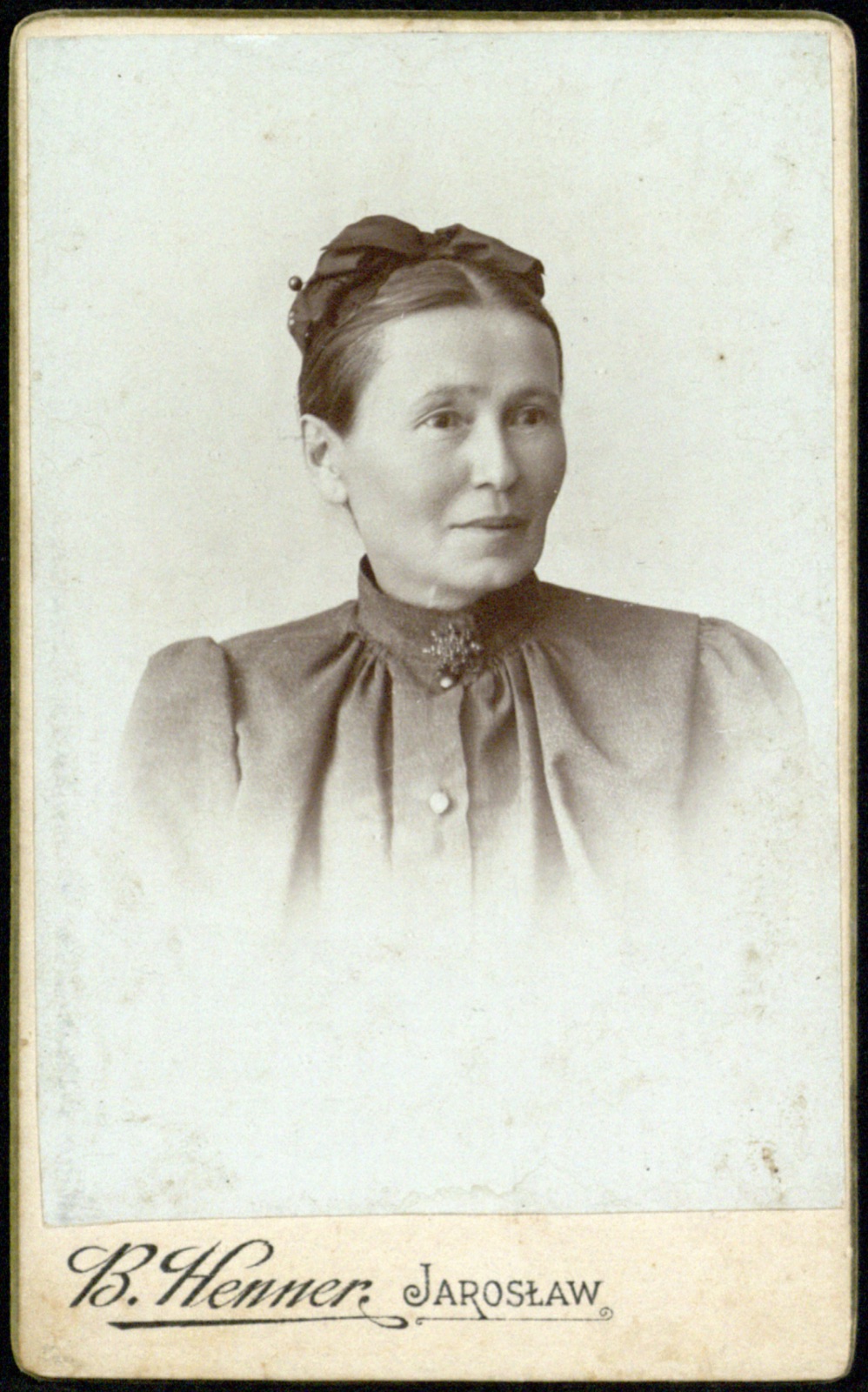 portret starszej kobiety (wizytówka, ok. 1895–1900)