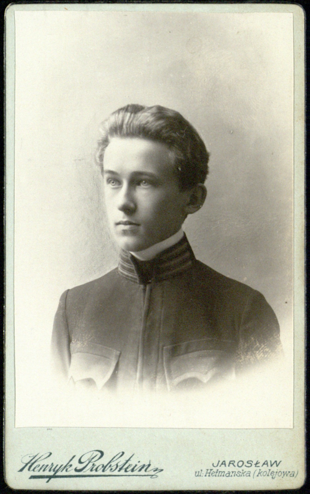 portret młodego mężczyzny w bluzie mundurowej ze stójką (fotografia gabinetowa, ok. 1908–1914)