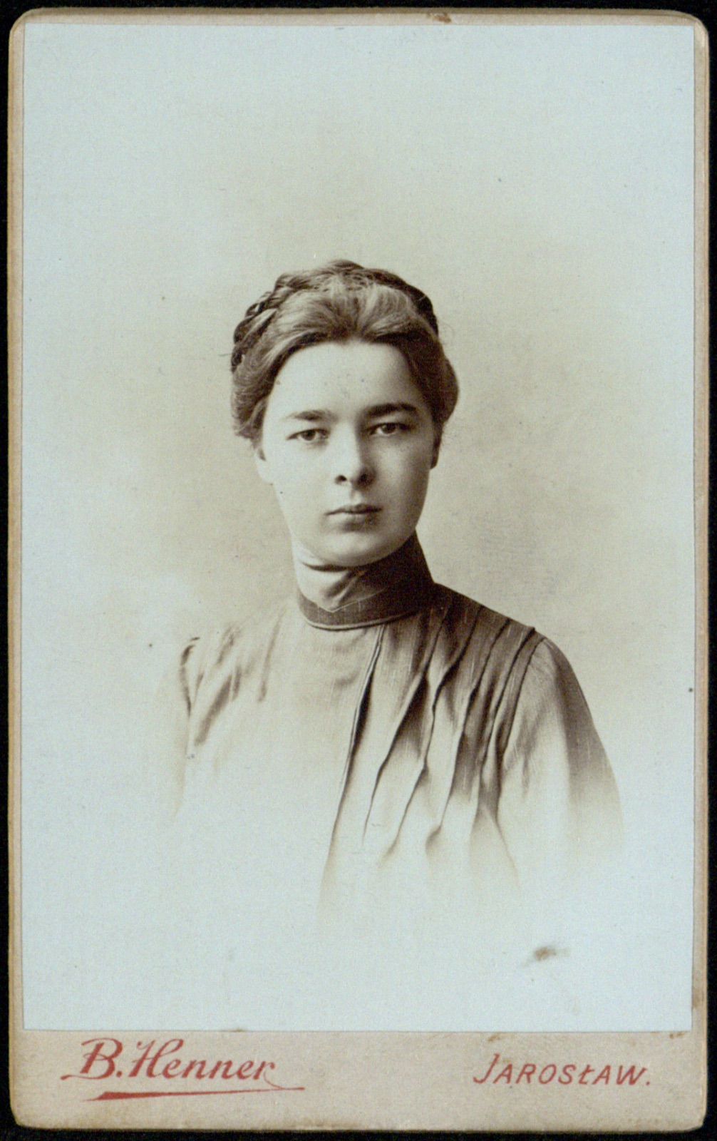 portret młodej kobiety (fotografia gabinetowa, ok. 1900–1906)