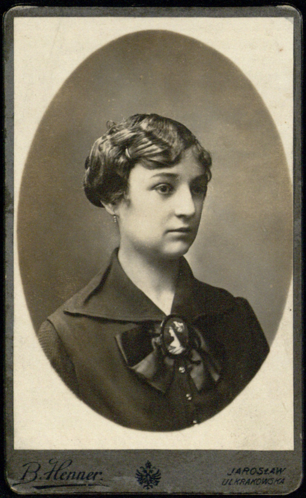 portret młodej kobiety z kameą (fotografia gabinetowa, ok. 1900–1906)
