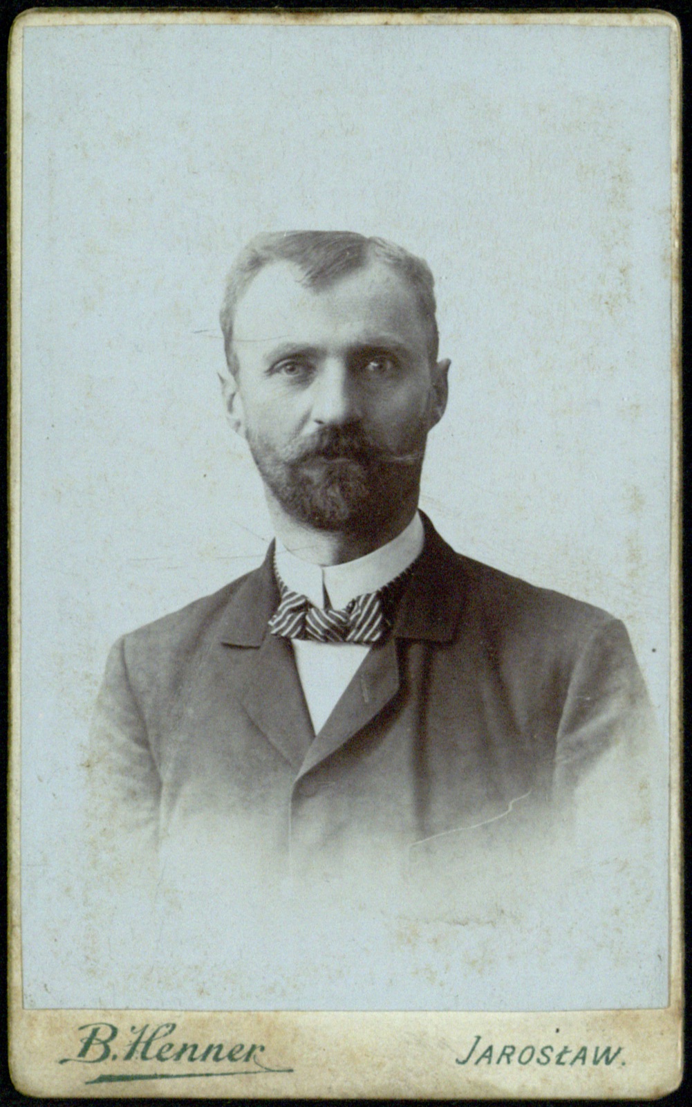 portret brodatego mężczyzny w muszce (fotografia gabinetowa, ok. 1895–1906)