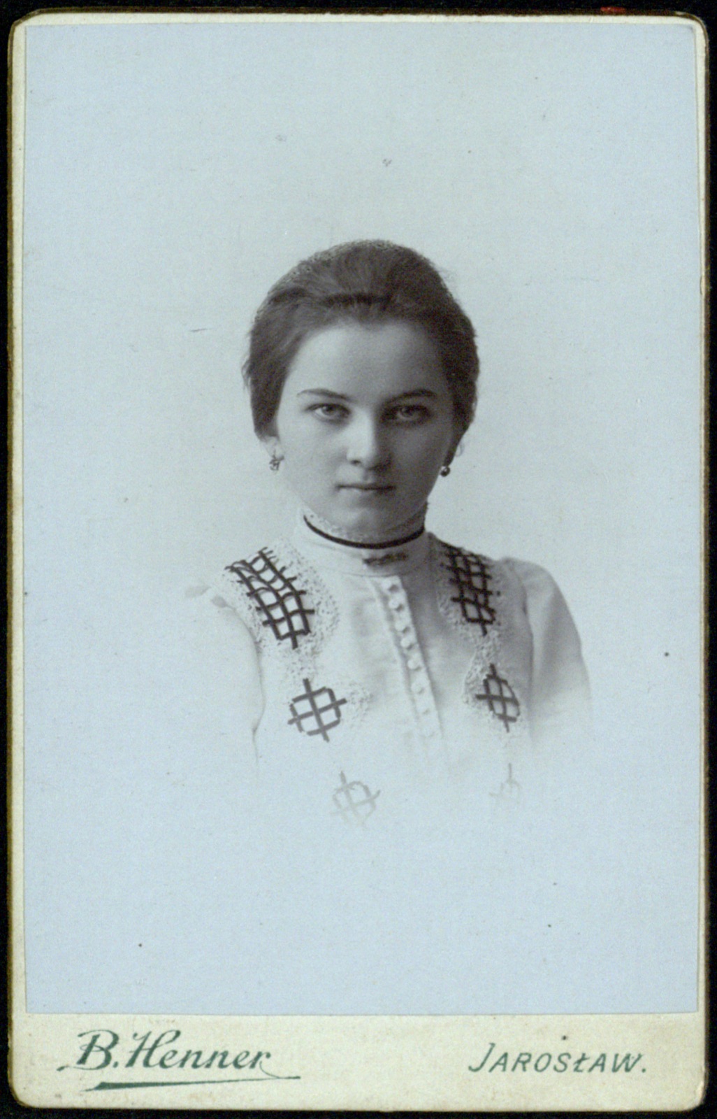 portret młodej kobiety w haftowanej bluzce (fotografia gabinetowa, ok. 1900–1906)
