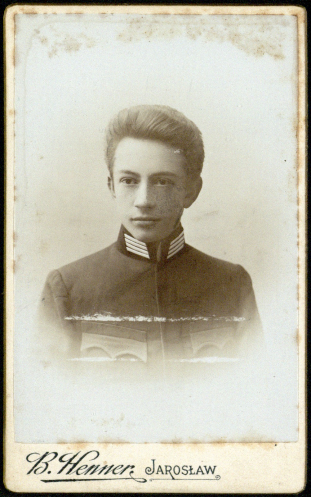 portret młodego mężczyzny w mundurze ze stójką (fotografia gabinetowa, ok. 1900–1906)
