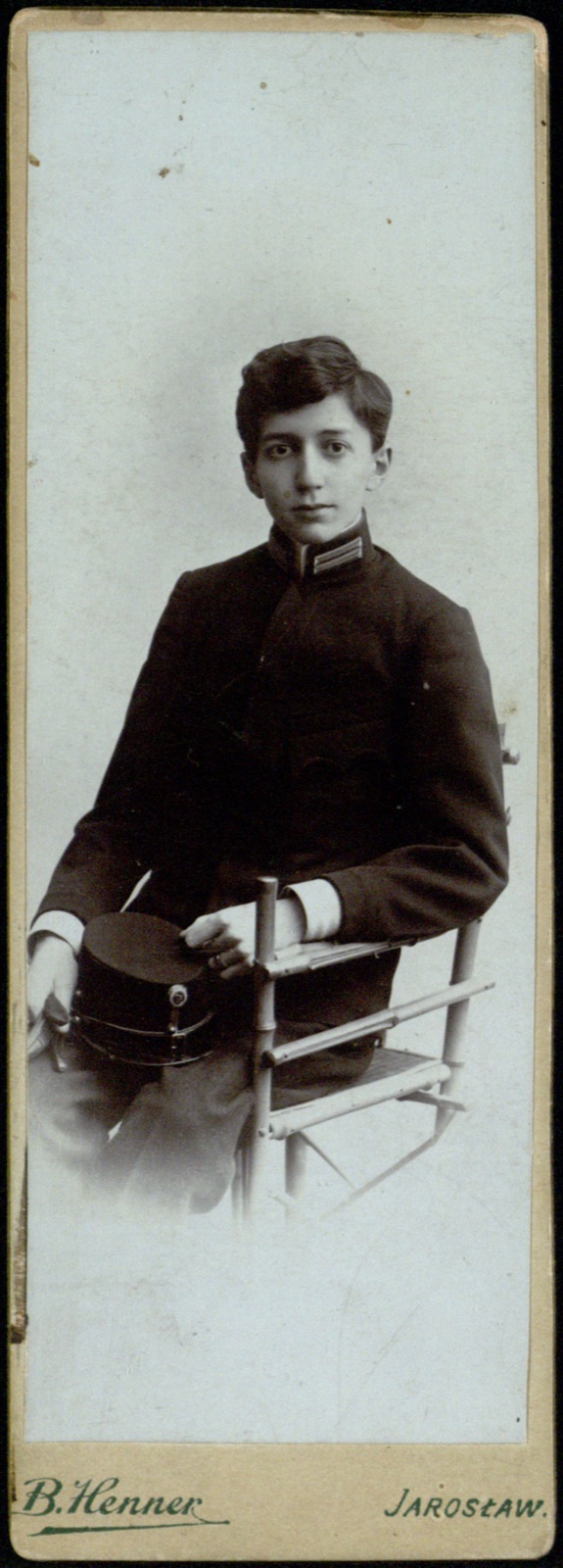 portret młodego mężczyzny w mundurze z czapką (format panelowy, ok. 1900–1906)