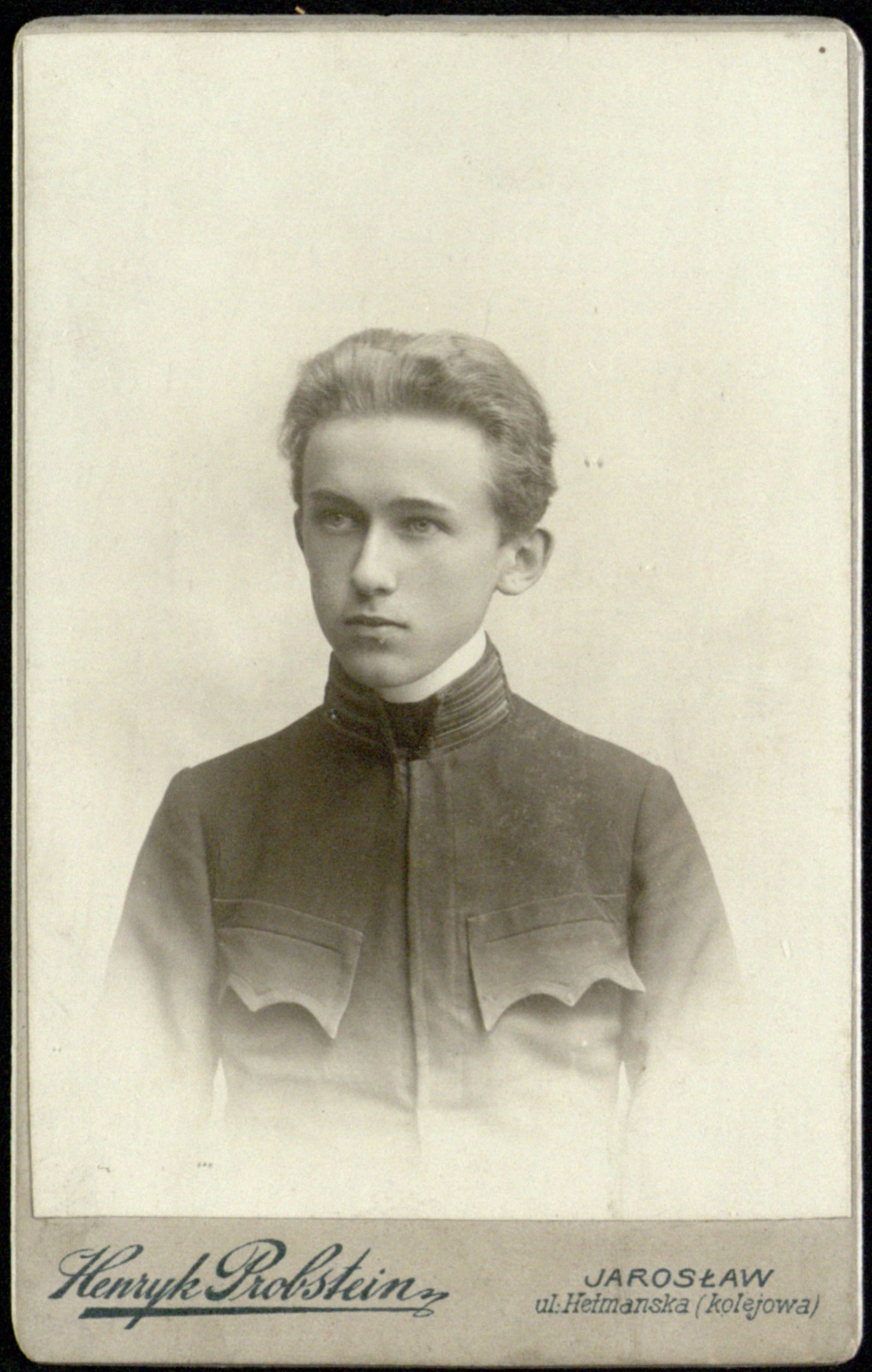 portret młodego mężczyzny w bluzie mundurowej ze stójką (fotografia gabinetowa, ok. 1908–1914)
