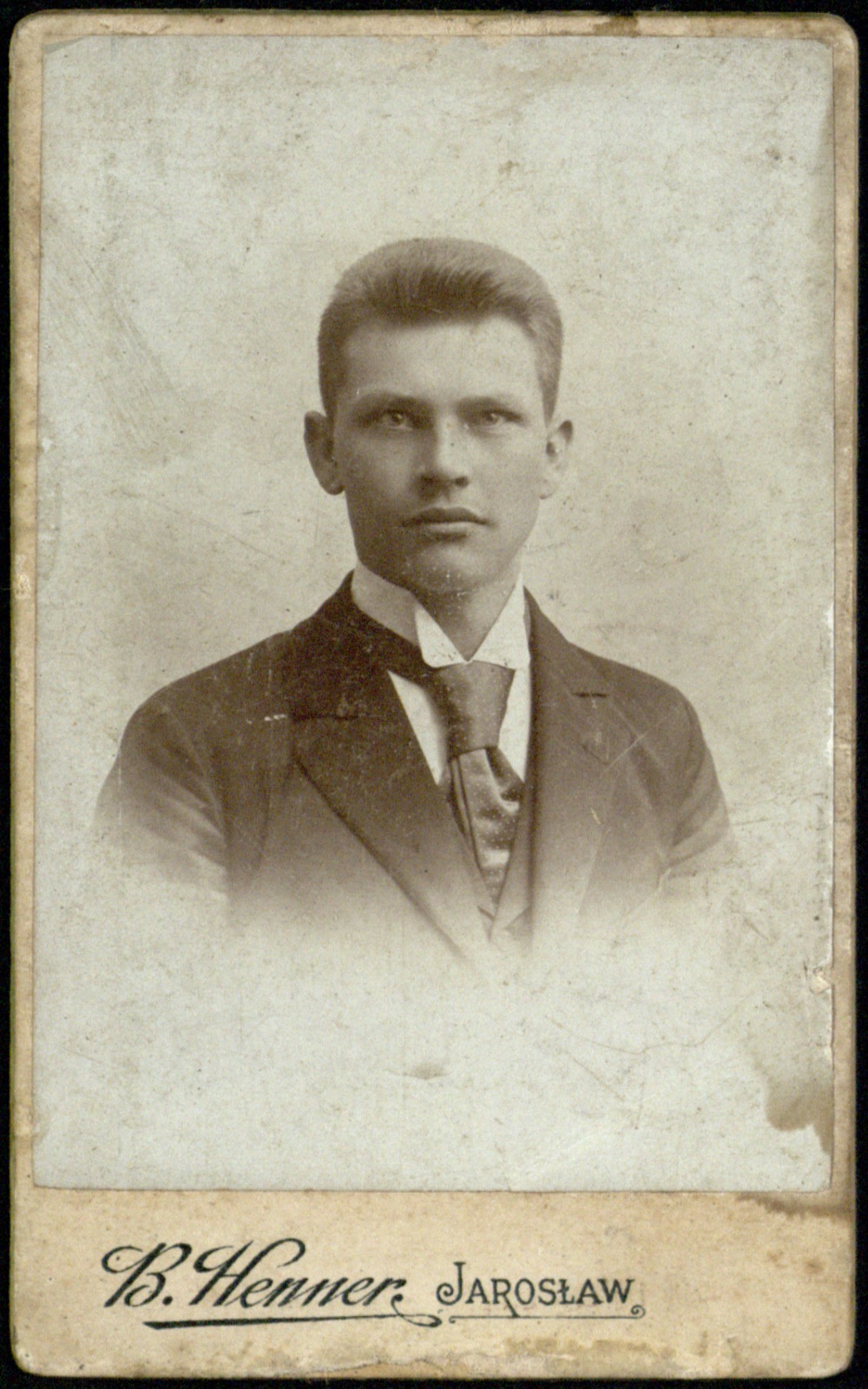 portret młodego mężczyzny w garniturze (fotografia gabinetowa, ok. 1900–1906)