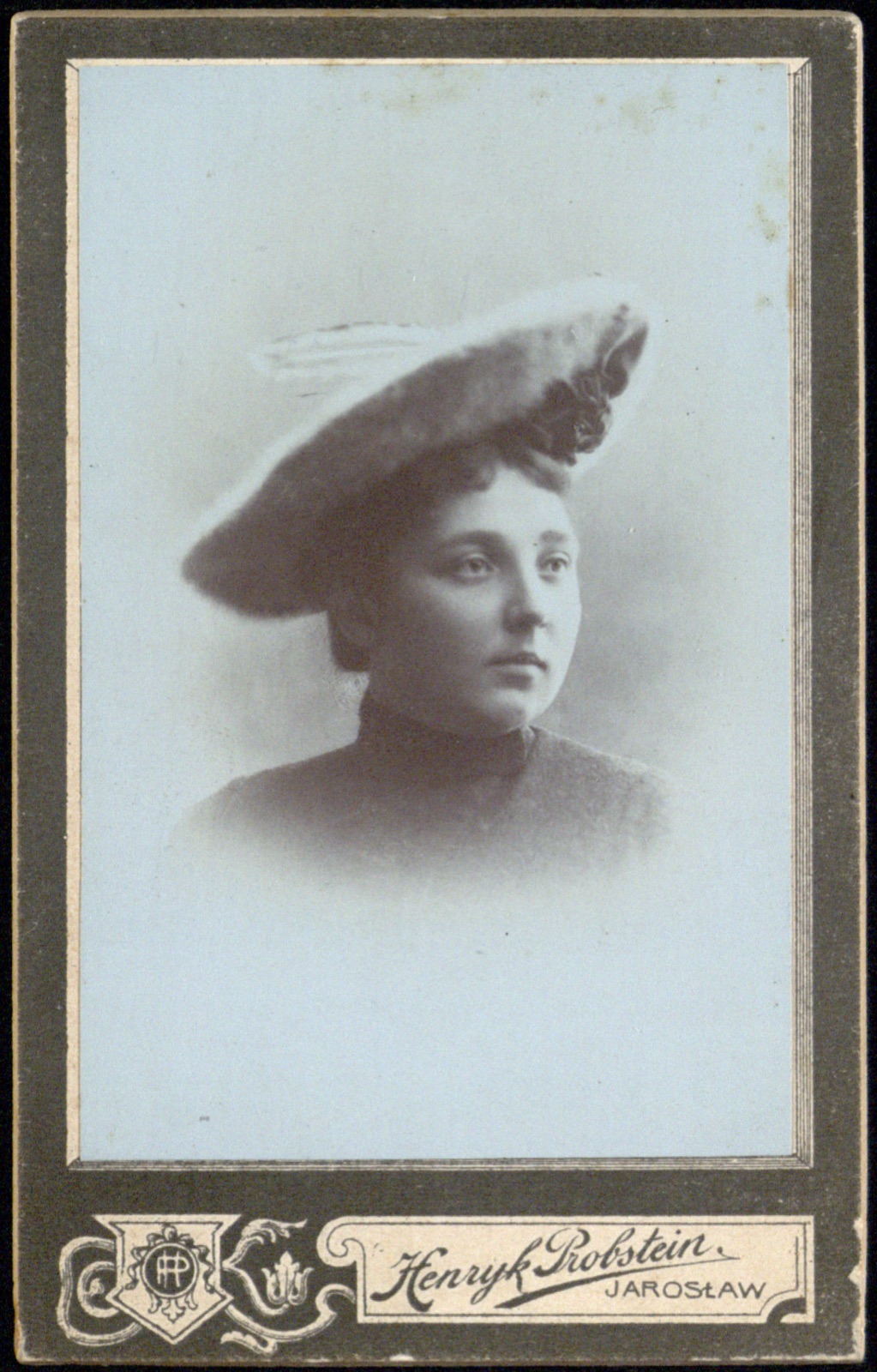 portret młodej kobiety w kapeluszu z piórami (fotografia gabinetowa, ok. 1908–1912)