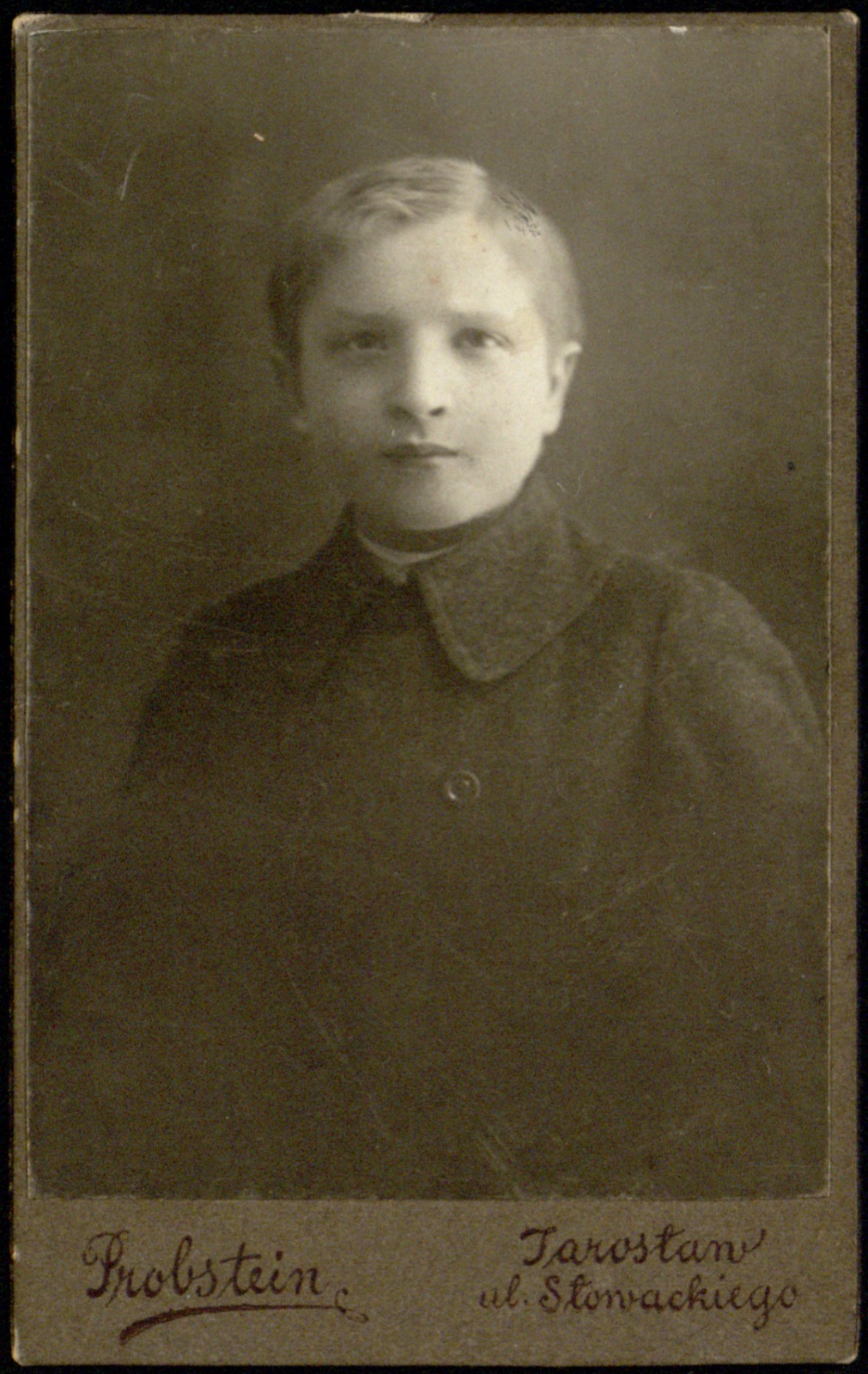 portret chłopca w płaszczu (fotografia gabinetowa, ok. 1908–1914)