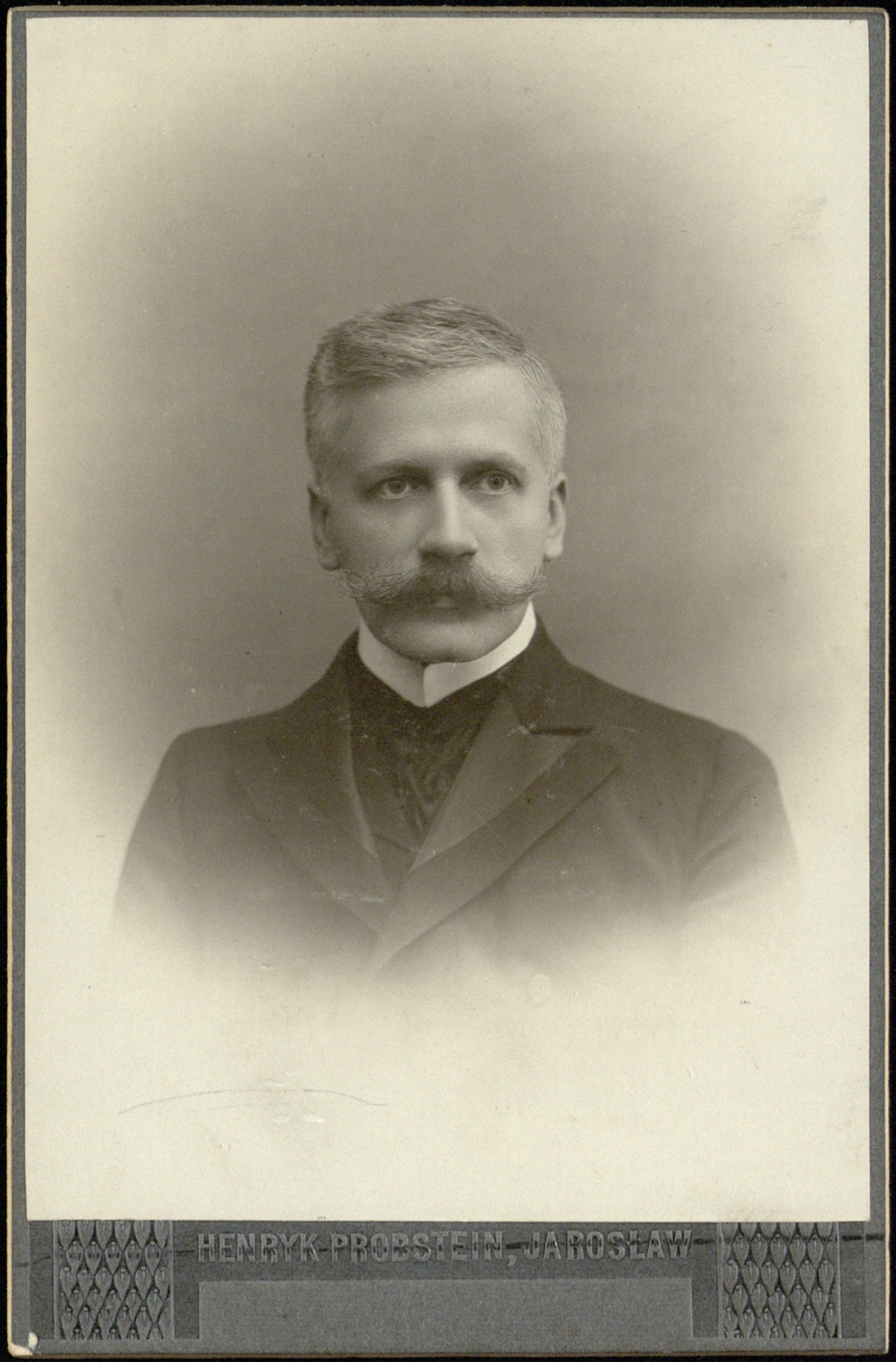 portret starszego mężczyzny z wąsem (fotografia gabinetowa, ok. 1908–1914)