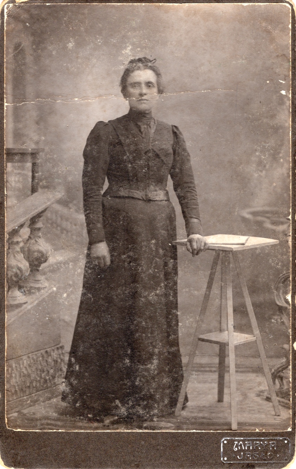 całopostaciowy portret kobiety (Katarzyna z Harklowej, 1912)