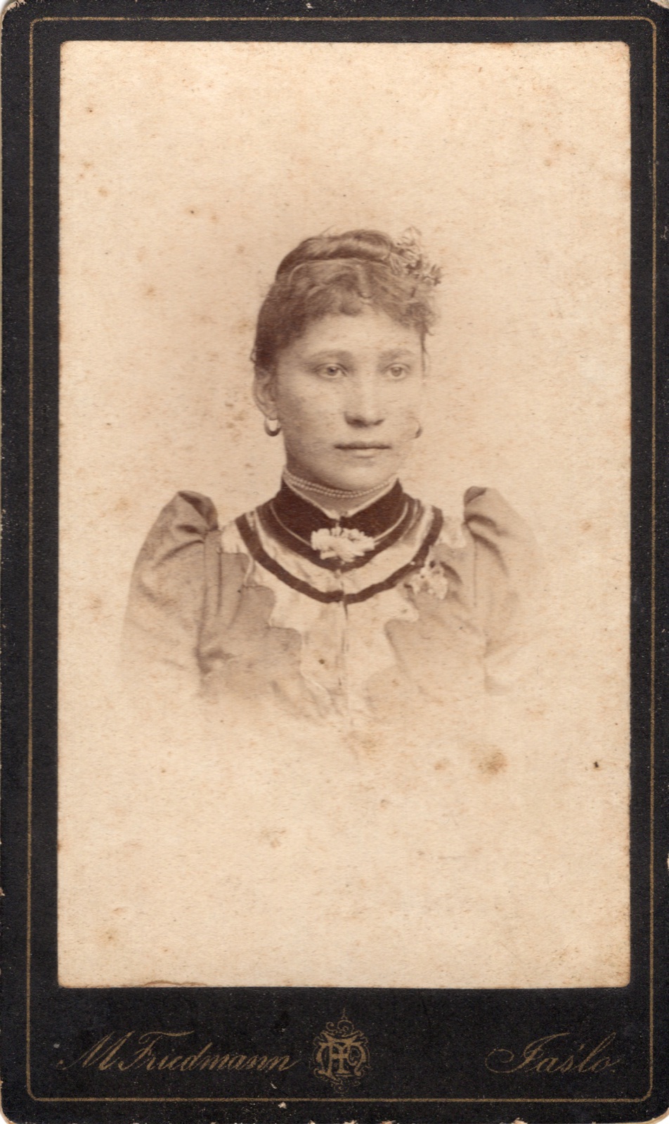 portret młodej kobiety