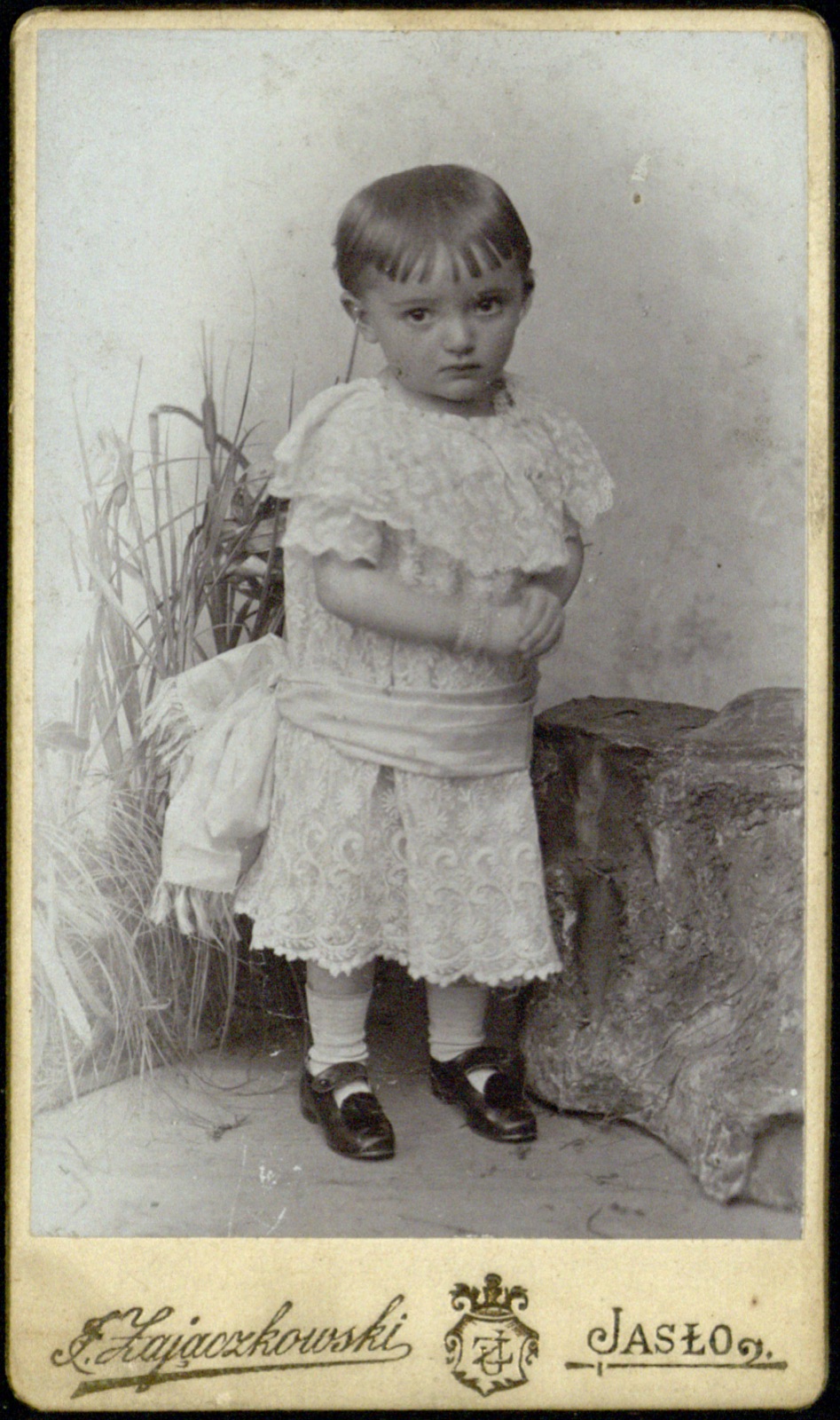 portret dziewczynki w koronkowej sukience (Jadwiga Kłosińska)