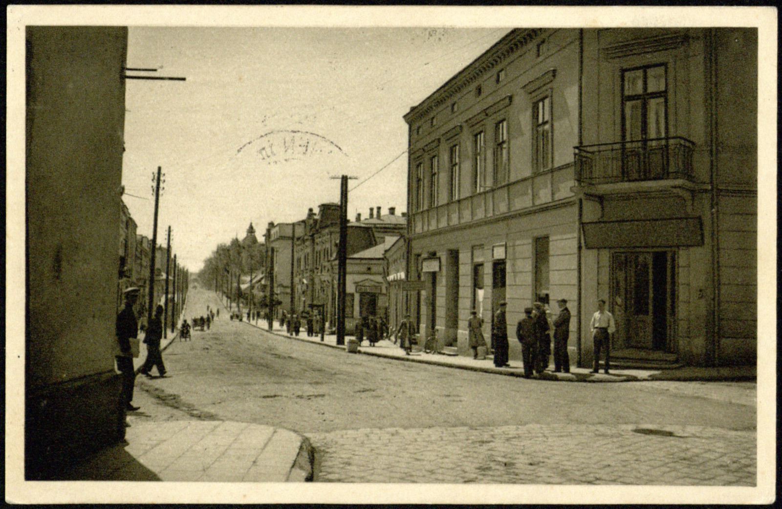 ul. Kościuszki (narożnik z grupą mieszkańców), rotograwiura; obiegowa 1940 z franką General-Gouvernement do „Ostmarku” (Wodyńska i Hałucha)