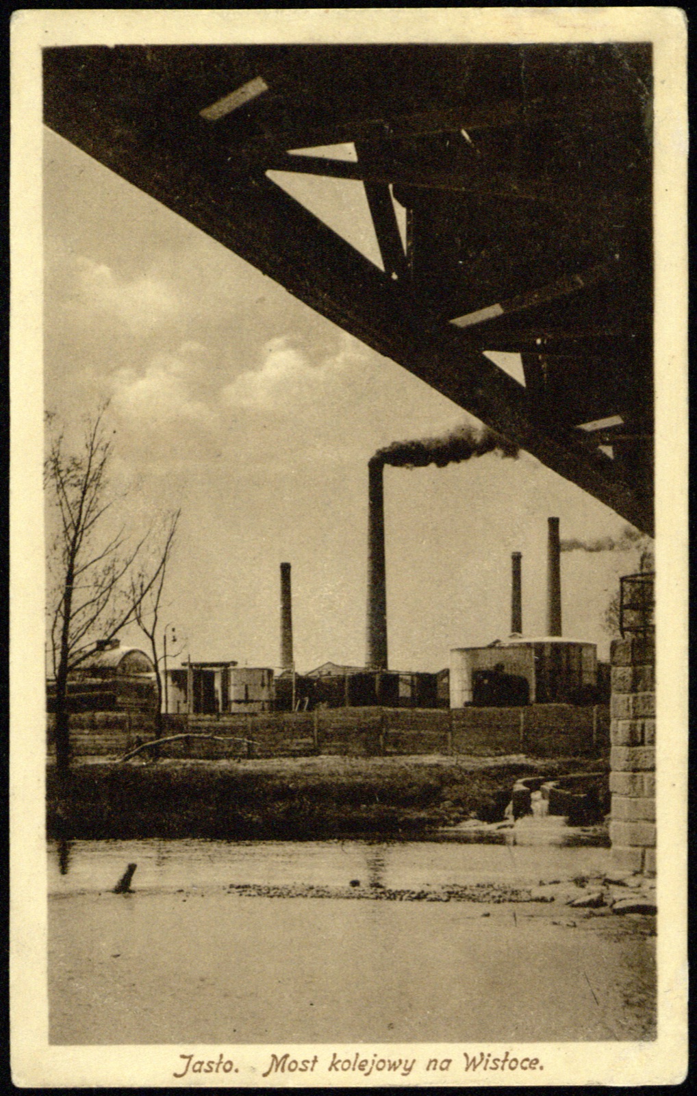 Most kolejowy na Wisłoce (w tle kominy rafinerii), światłodruk; obiegowa Feldpost 1914 do k.k. porucznika (Koło T.S.L., fot. St. Adamski)