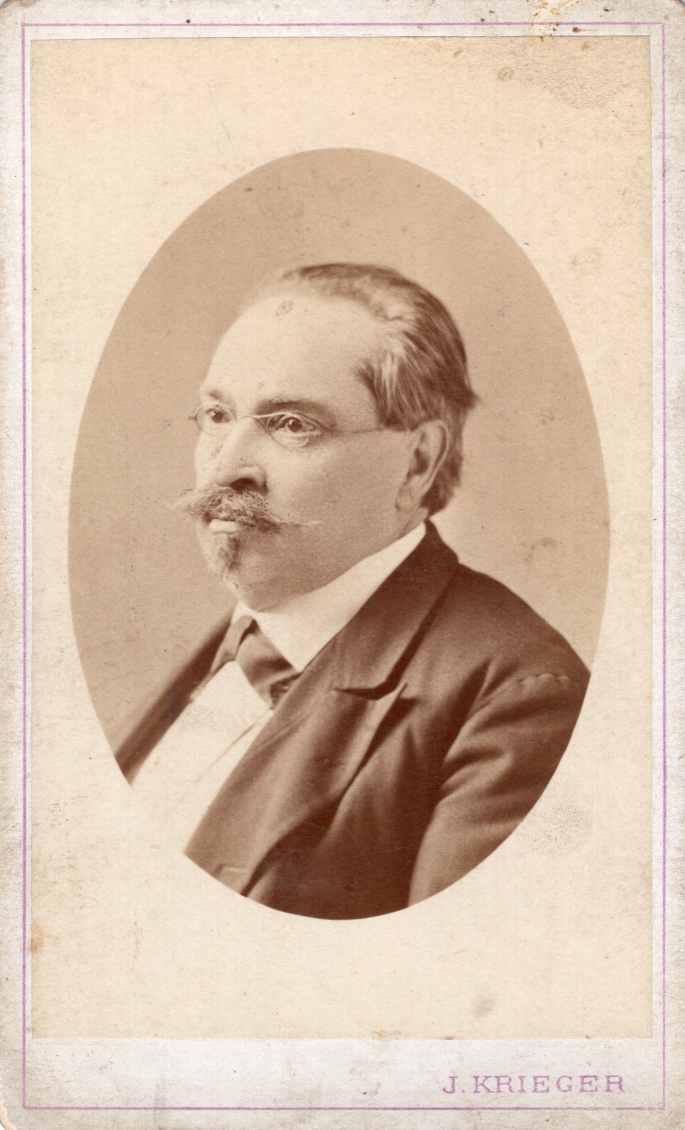 portret starszego mężczyzny w binoklach, wizytówka (CDV), datowana 1881
