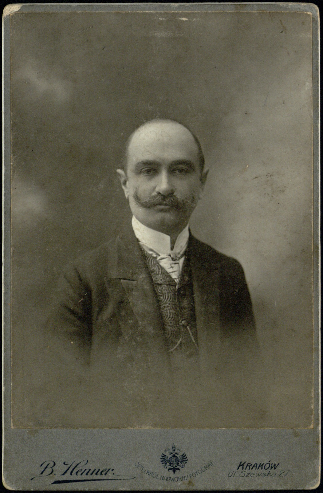 portret łysiejącego mężczyzny z wąsem