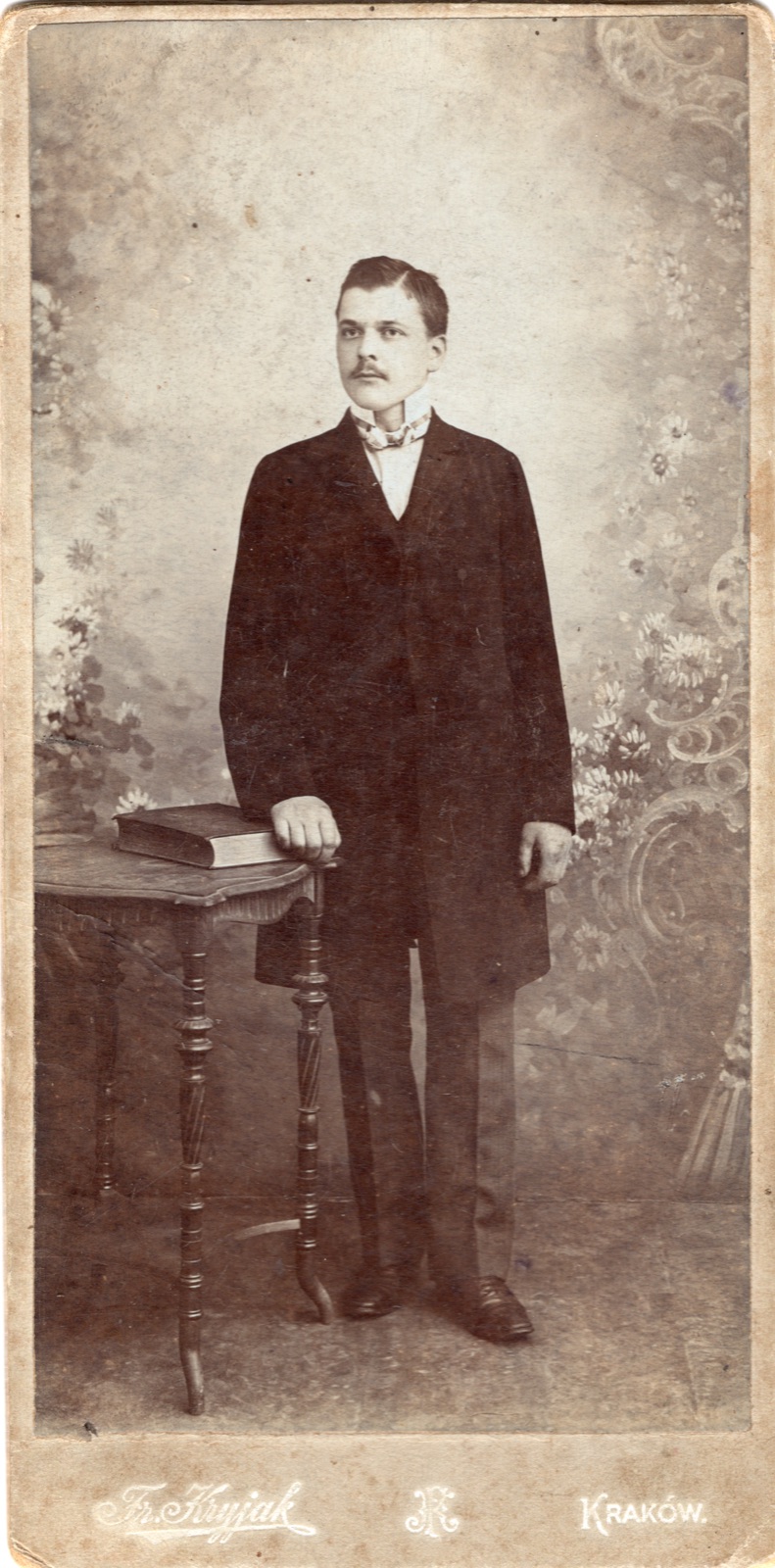całopostaciowy portret młodego mężczyzny, wizytówka (CDV)