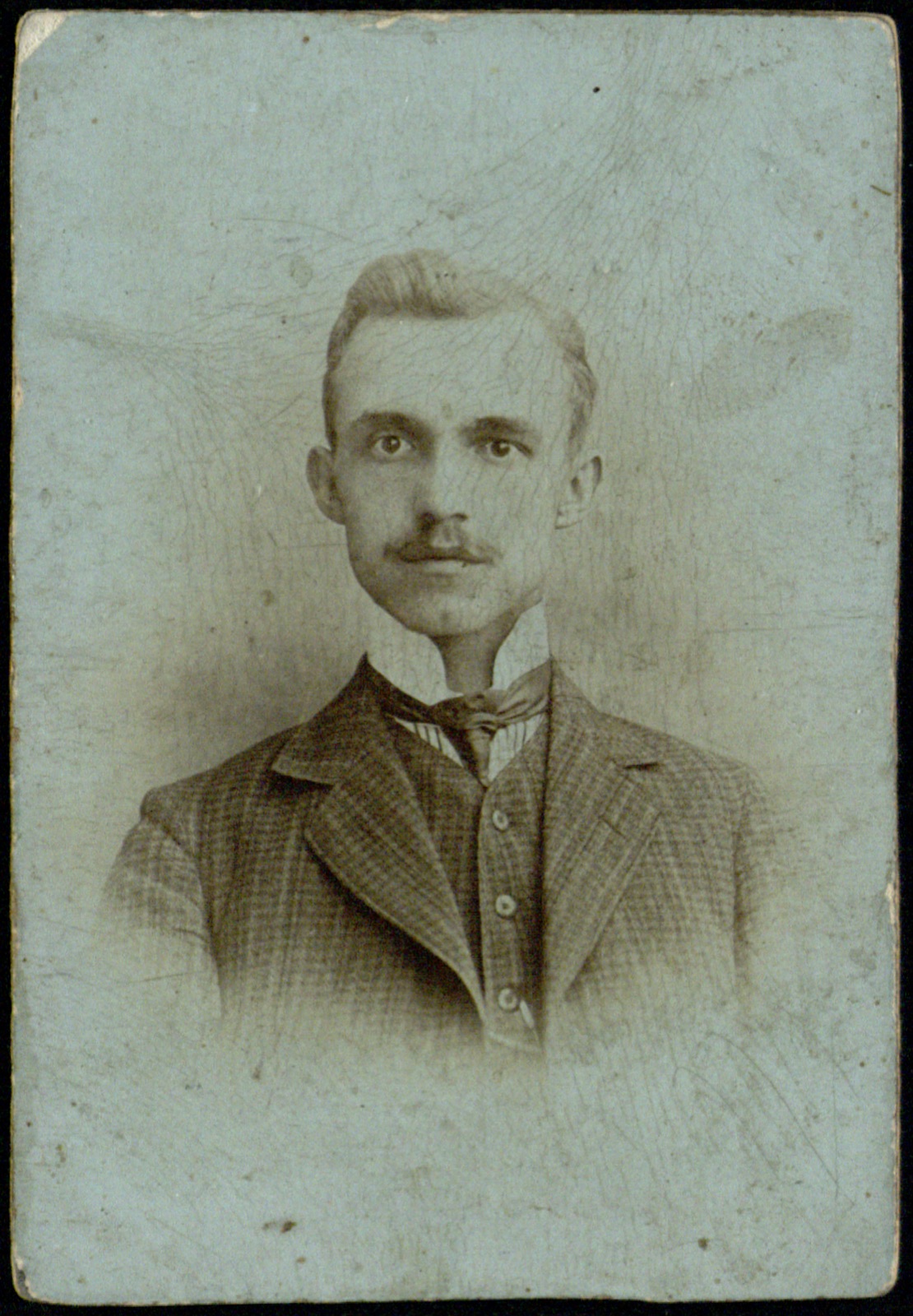 portret młodego mężczyzny w kraciastym garniturze (mniejszy format, ok. 1900–1918)
