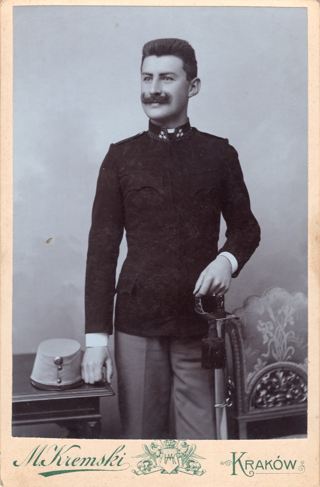 mężczyzna w mundurze austro-węgierskim z szablą (fotografia gabinetowa, datowana 15 II 1904)
