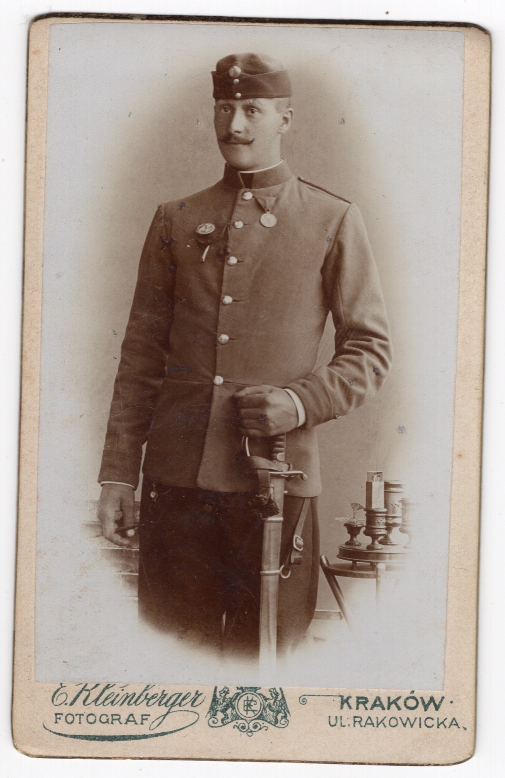 żołnierz austro-węgierski z bagnetem (fotografia gabinetowa, ok. 1908–1914)