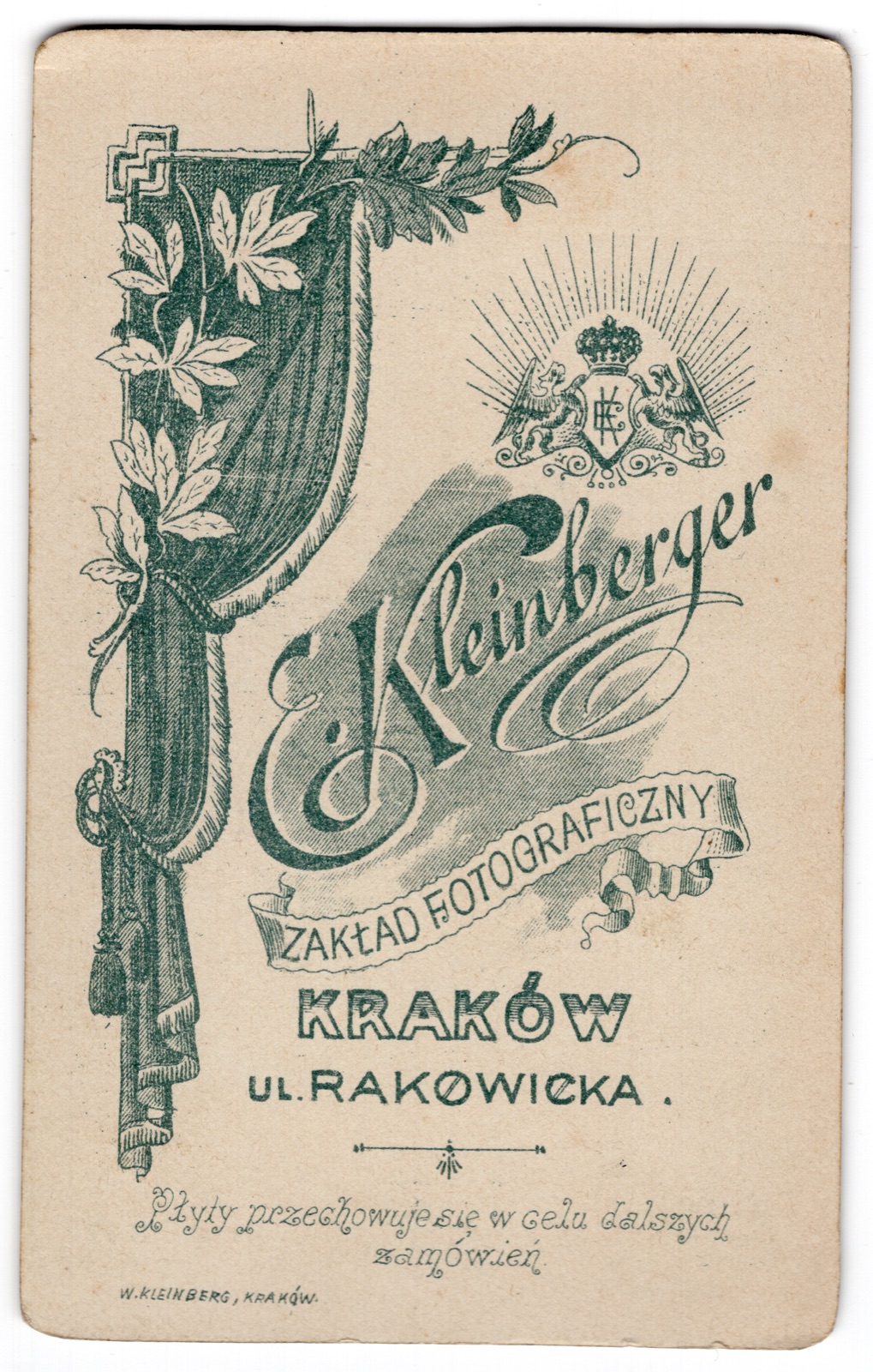 Odwrocie karty: żołnierz austro-węgierski z bagnetem (fotografia gabinetowa, ok. 1908–1914)