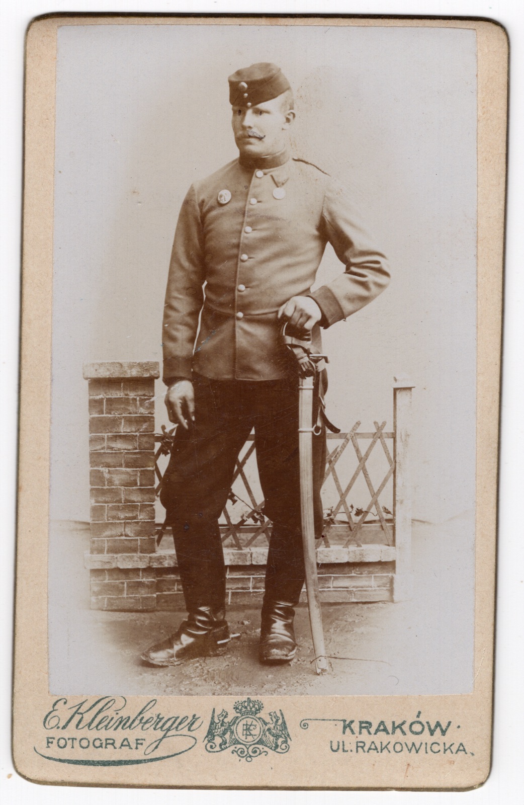 żołnierz austro-węgierski z szablą (fotografia gabinetowa, ok. 1900–1914)