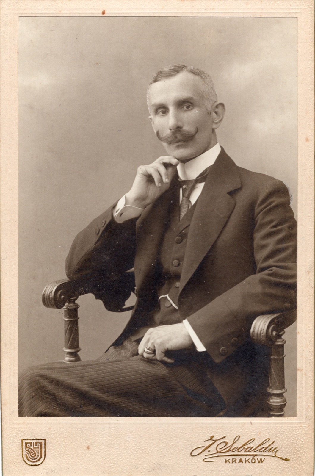 portret siedzącego mężczyzny z podkręconym wąsem (fotografia gabinetowa, ok. 1905–1912)