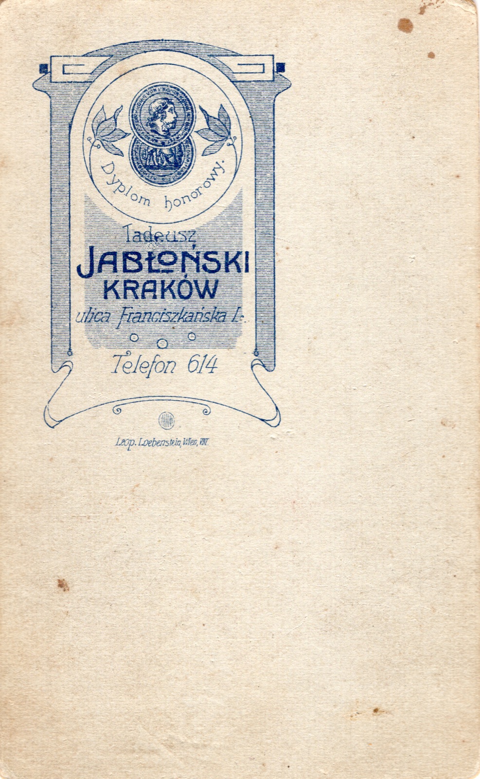 Odwrocie karty: portret kobiety w boa (fotografia gabinetowa, ok. 1905–1912)