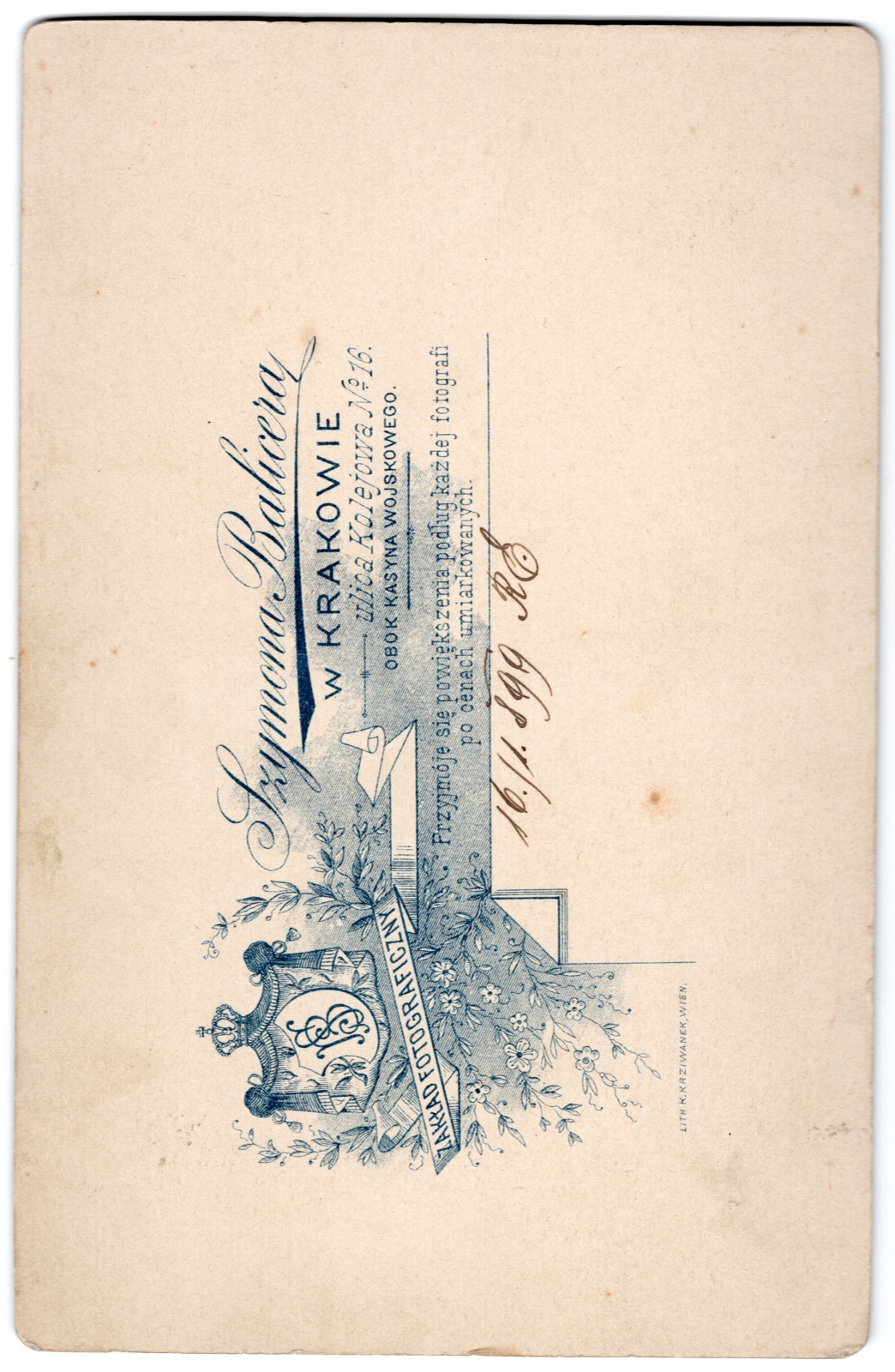 Odwrocie karty: młody mężczyzna w mundurze z futrzanym kołnierzem, datowany 1899 (fotografia gabinetowa)