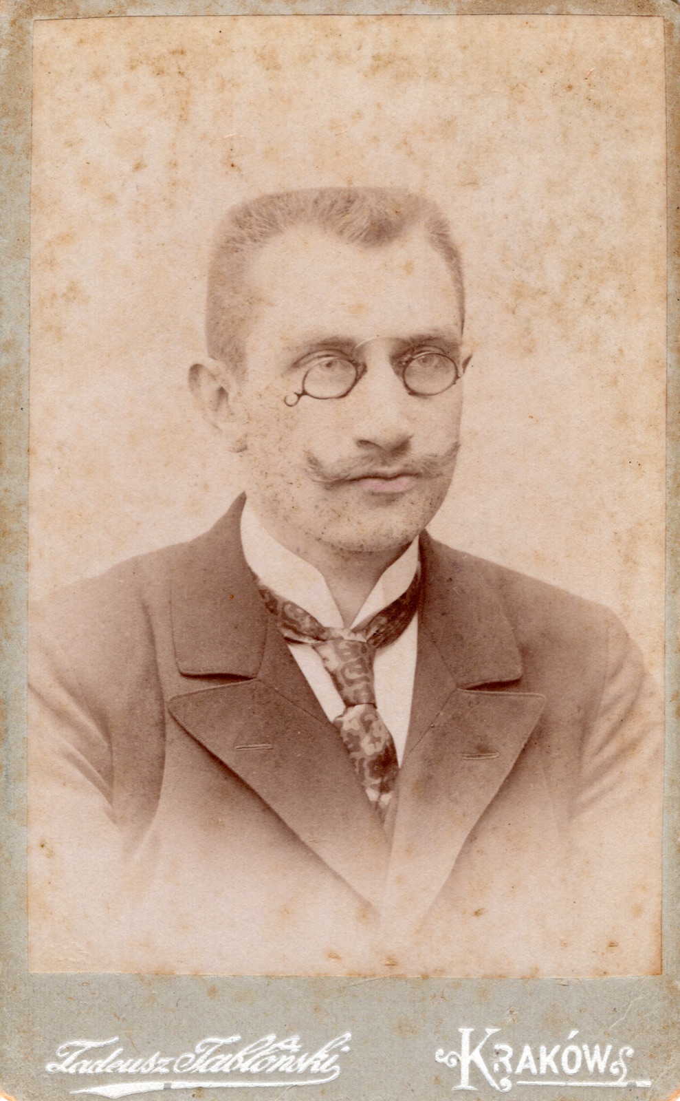 portret mężczyzny w binoklach