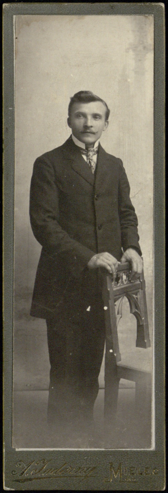 portret młodego mężczyzny przy krześle