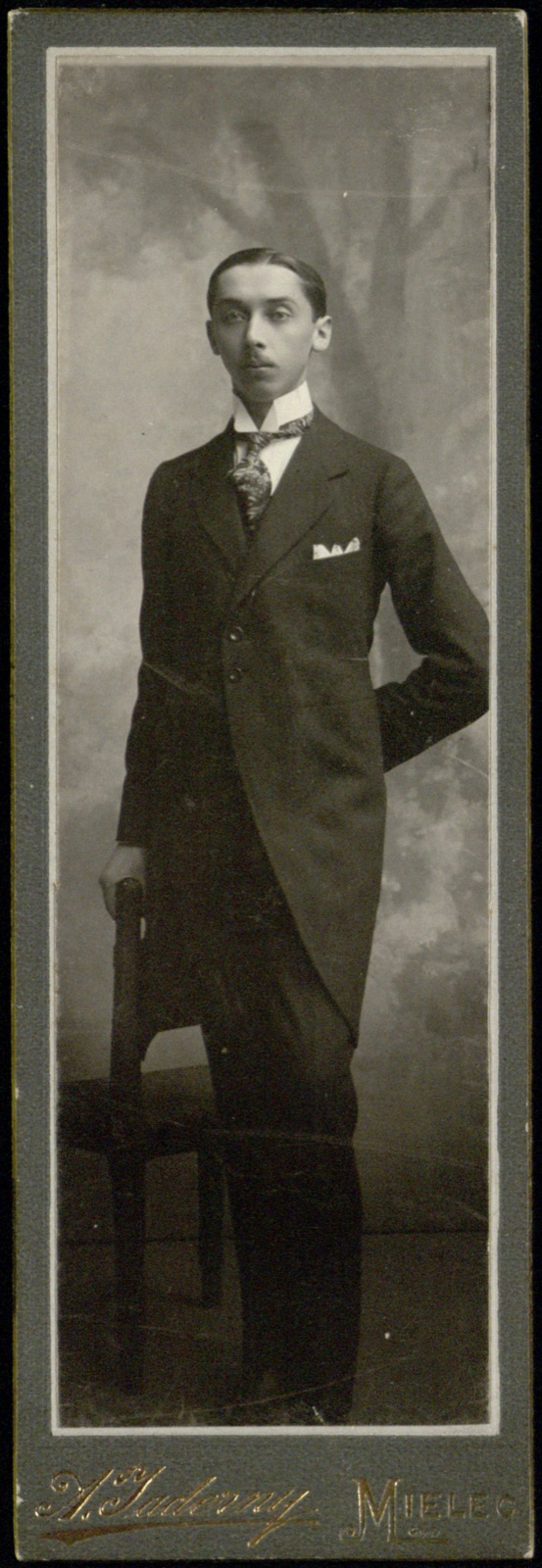 elegancki portret młodego mężczyzny (dandys)