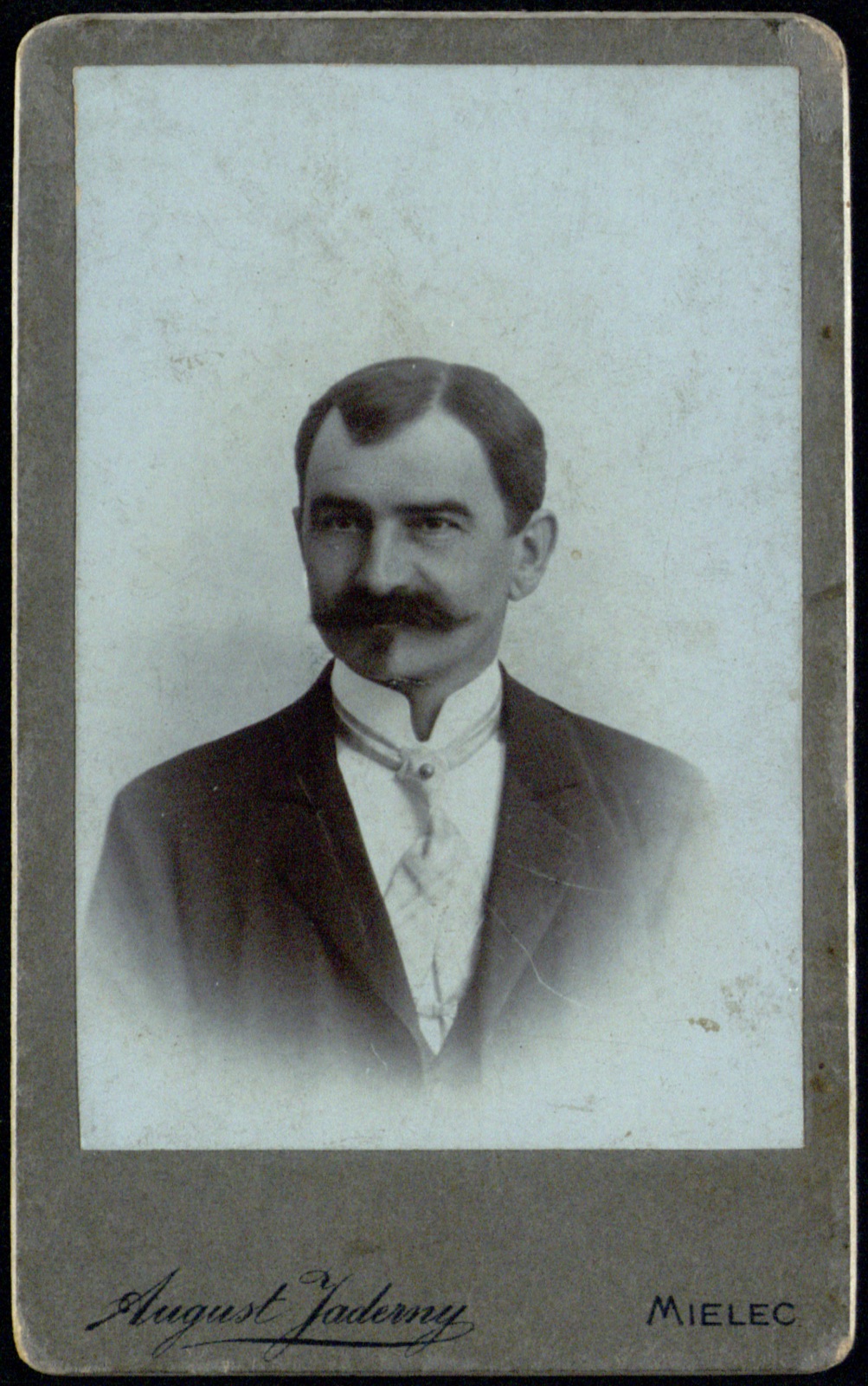 portret mężczyzny z bujnym wąsem