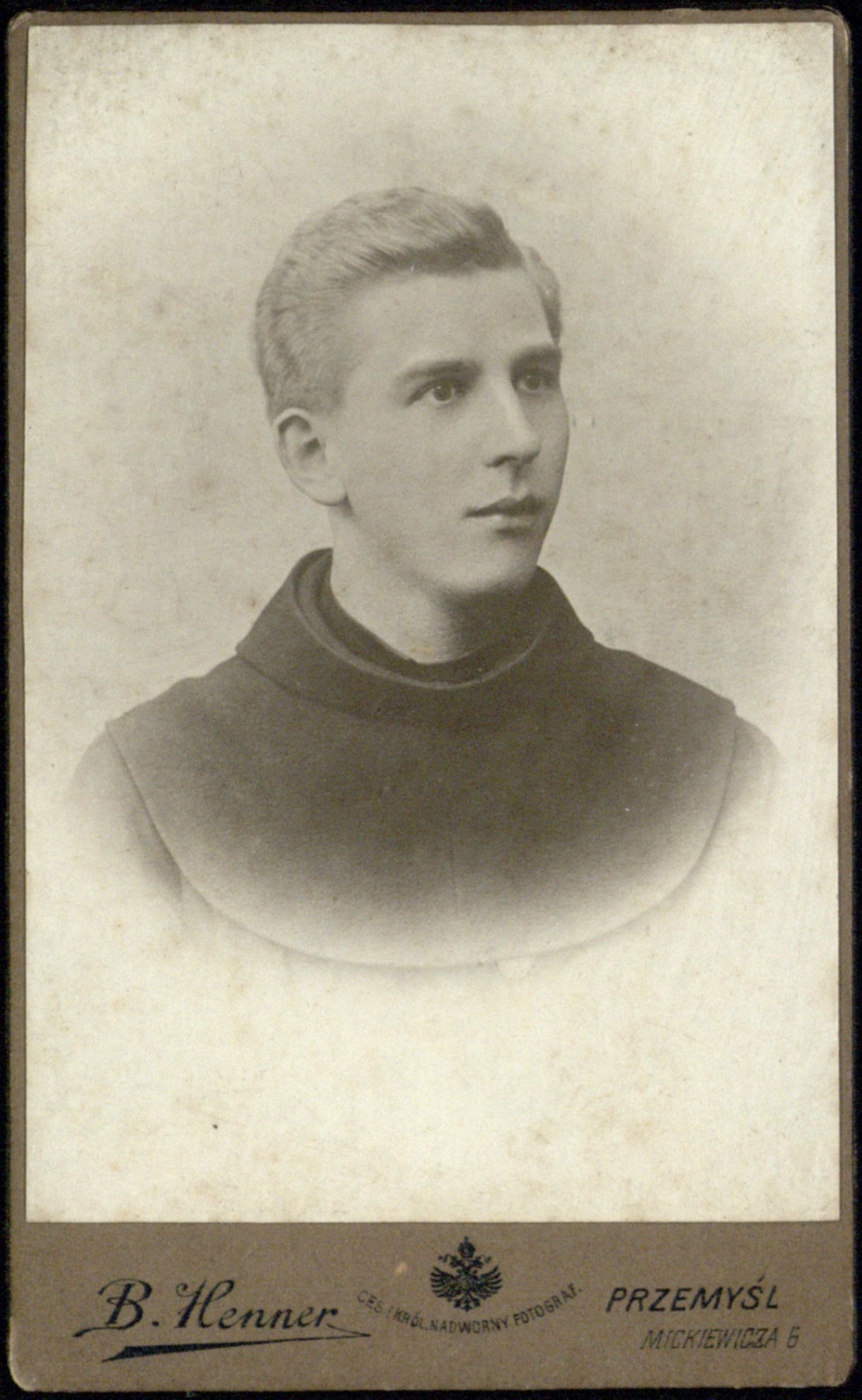 portret młodego mężczyzny w pelerynie (fotografia gabinetowa, ok. 1900–1910)