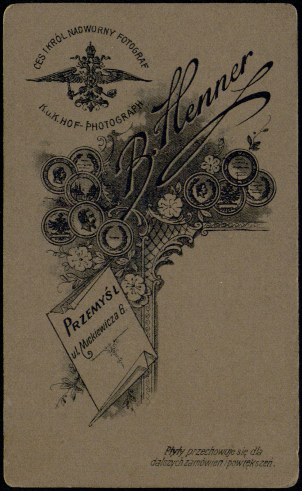 Odwrocie karty: portret młodego mężczyzny w pelerynie (fotografia gabinetowa, ok. 1900–1910)