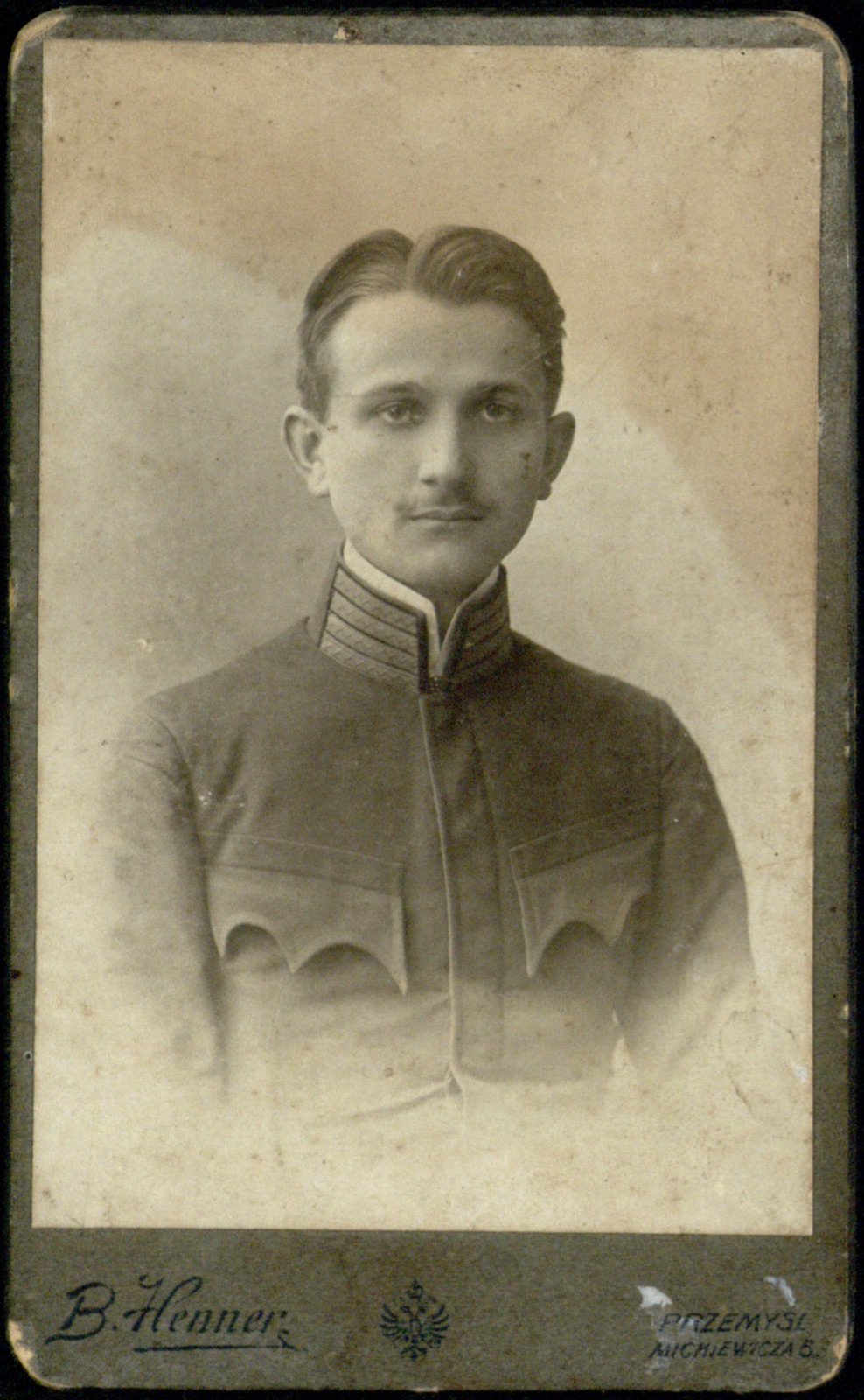 portret młodego mężczyzny w bluzie mundurowej (fotografia gabinetowa, ok. 1908–1918)