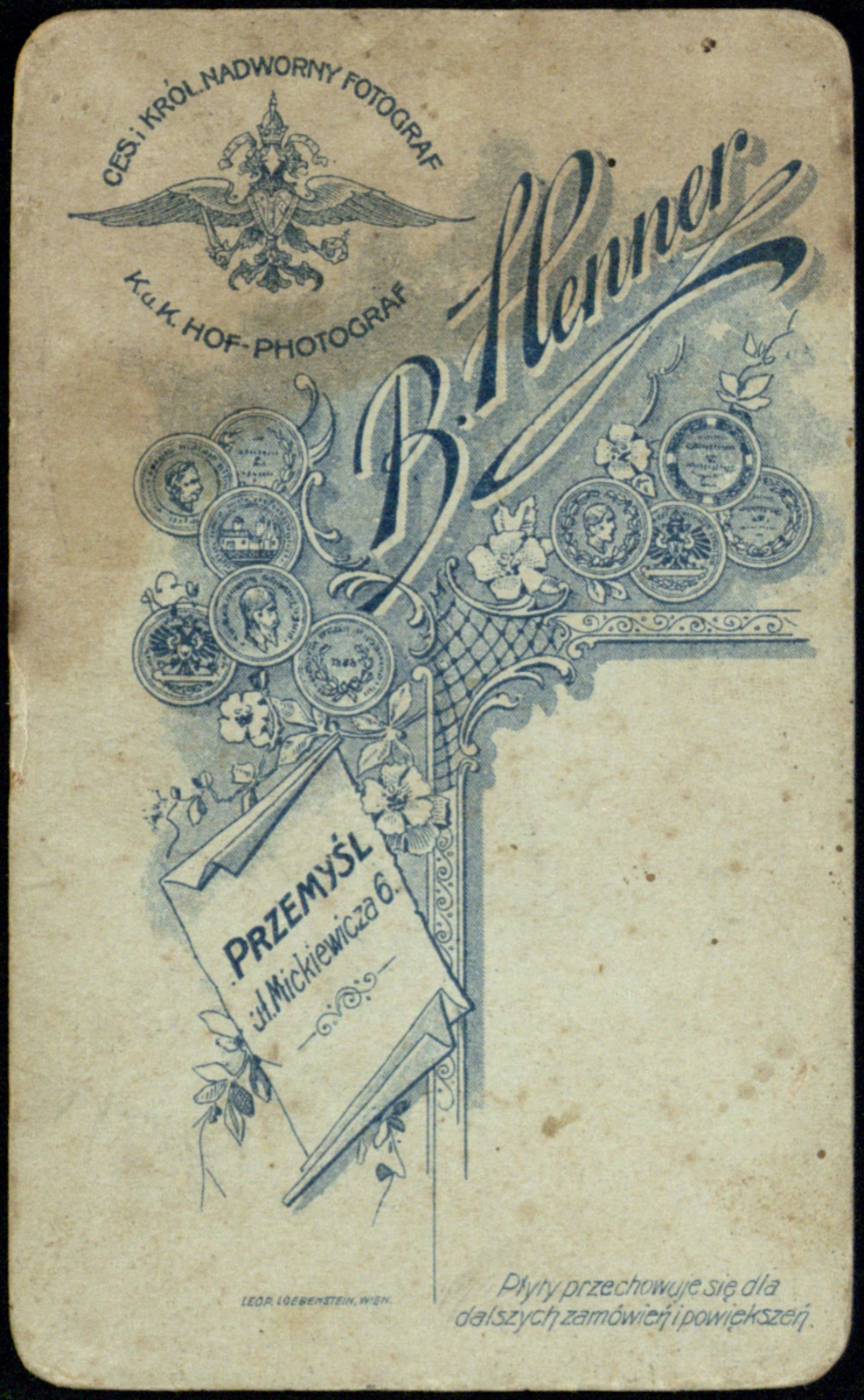 Odwrocie karty: portret młodego mężczyzny w bluzie mundurowej (fotografia gabinetowa, ok. 1908–1918)