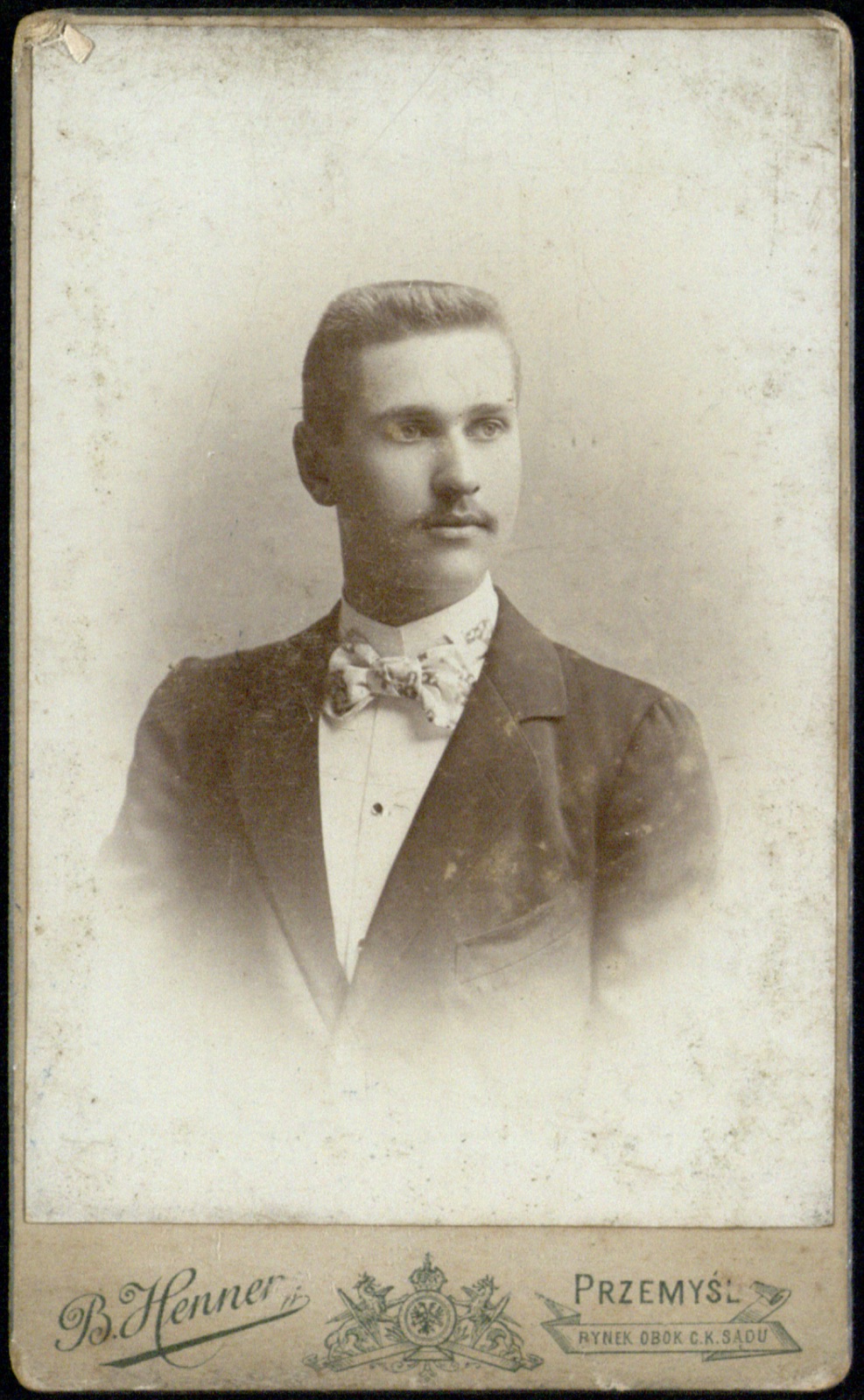 portret młodego mężczyzny (fotografia gabinetowa, ok. 1895–1899)